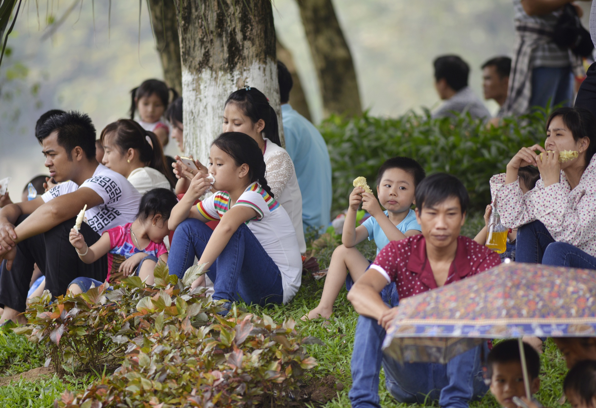 Cong vien Thu Le nhech nhac ngay nghi le hinh anh