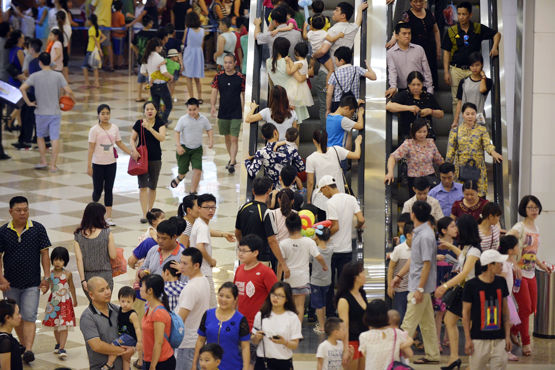 Khach choi le dong duc tai trung tam mua sam anh 3