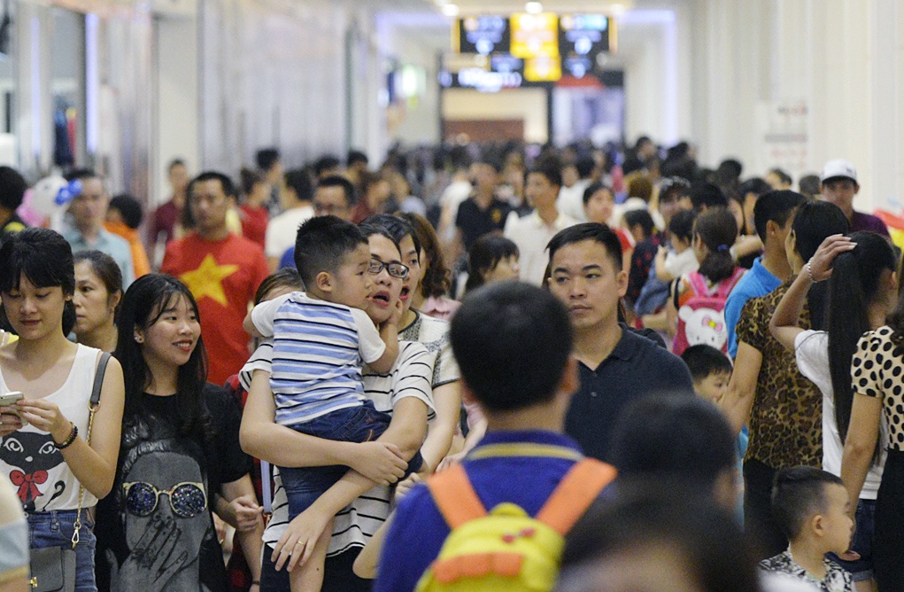 Khu mua sam duoi long dat dong nghet nguoi hinh anh