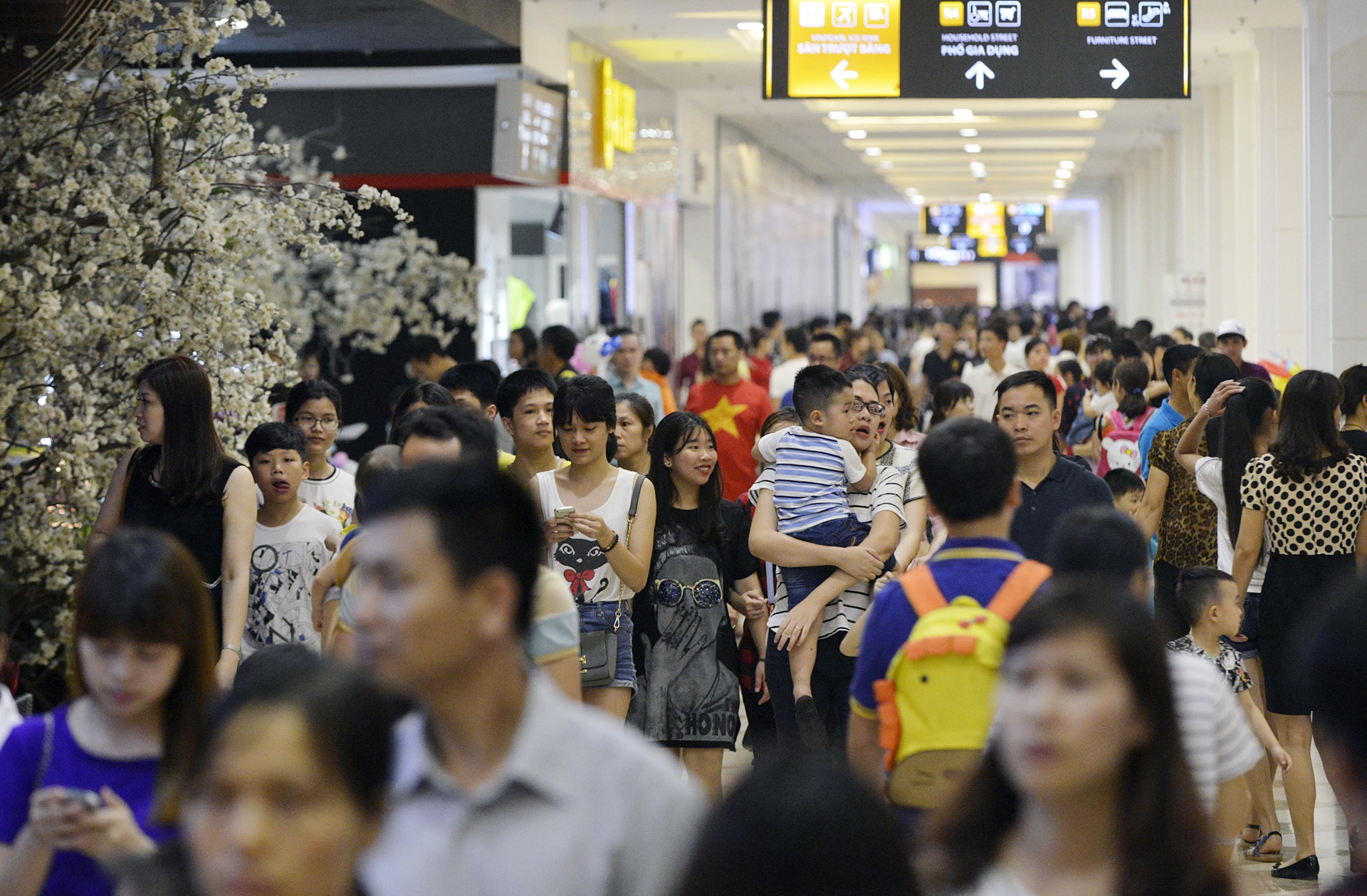Khach choi le dong duc tai trung tam mua sam anh 1