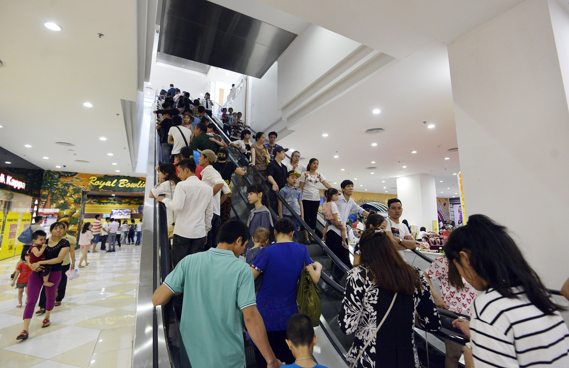 Khach choi le dong duc tai trung tam mua sam anh 2