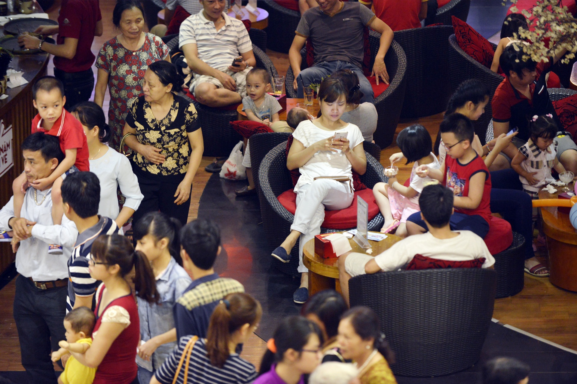 Khach choi le dong duc tai trung tam mua sam anh 4