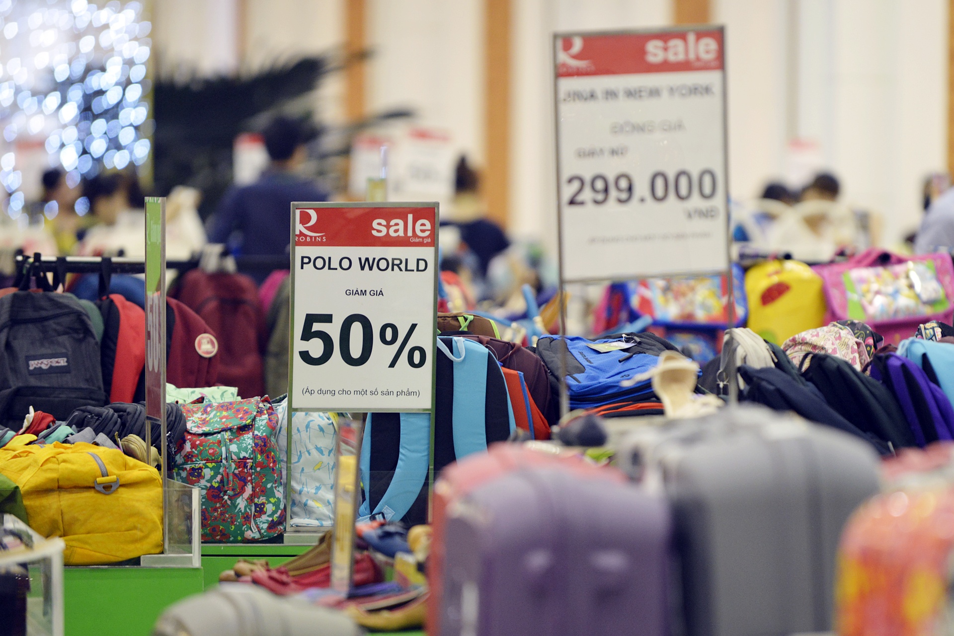 Khach choi le dong duc tai trung tam mua sam anh 5