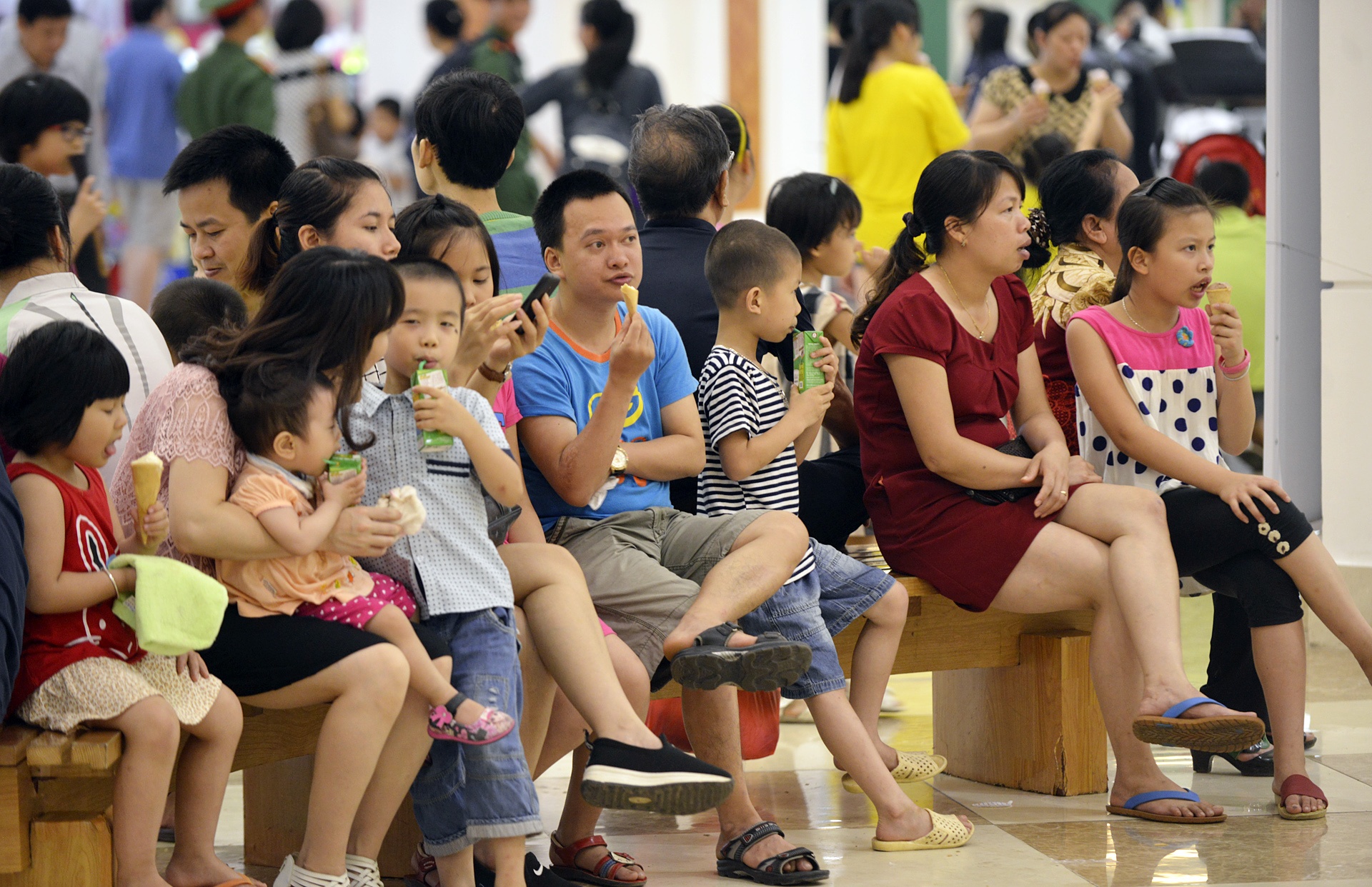 Khach choi le dong duc tai trung tam mua sam anh 6