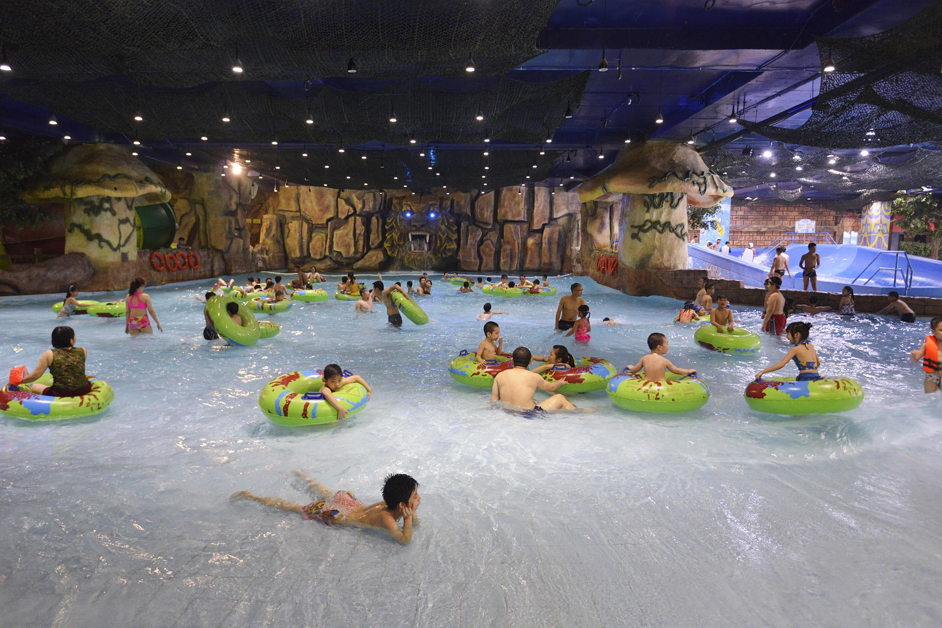 Khach choi le dong duc tai trung tam mua sam anh 7