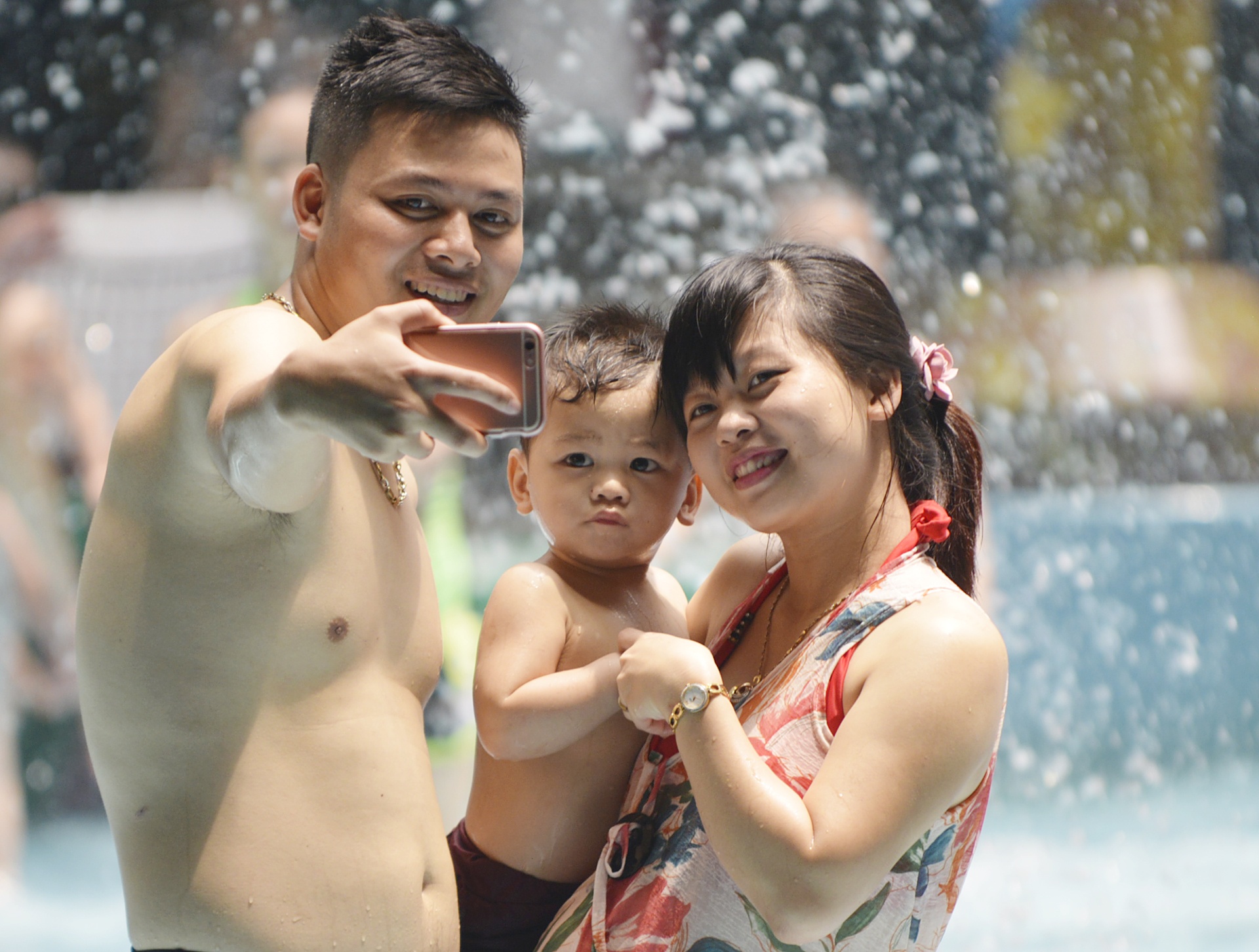 Khach choi le dong duc tai trung tam mua sam anh 8