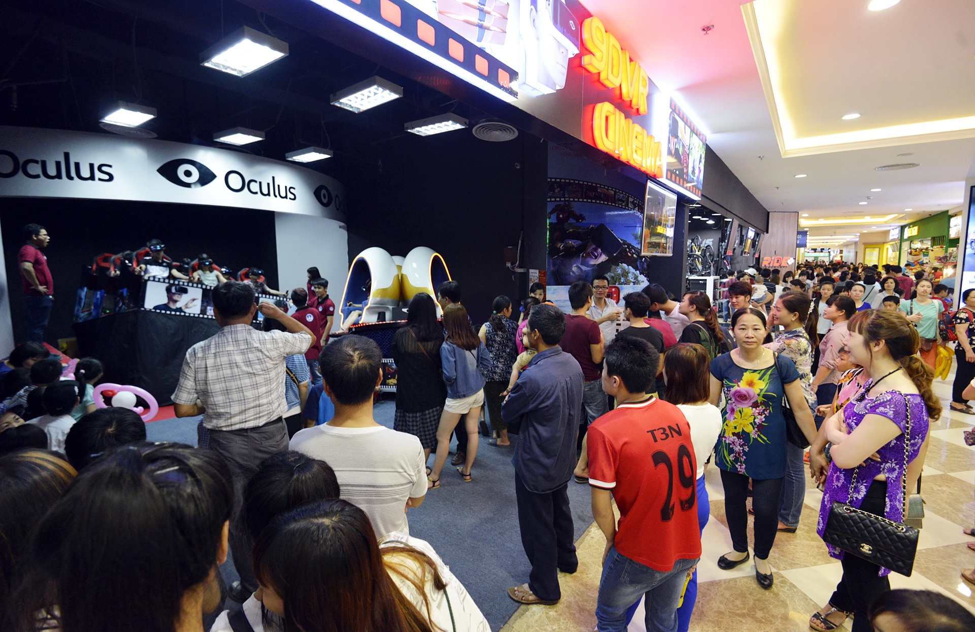 Khach choi le dong duc tai trung tam mua sam anh 9