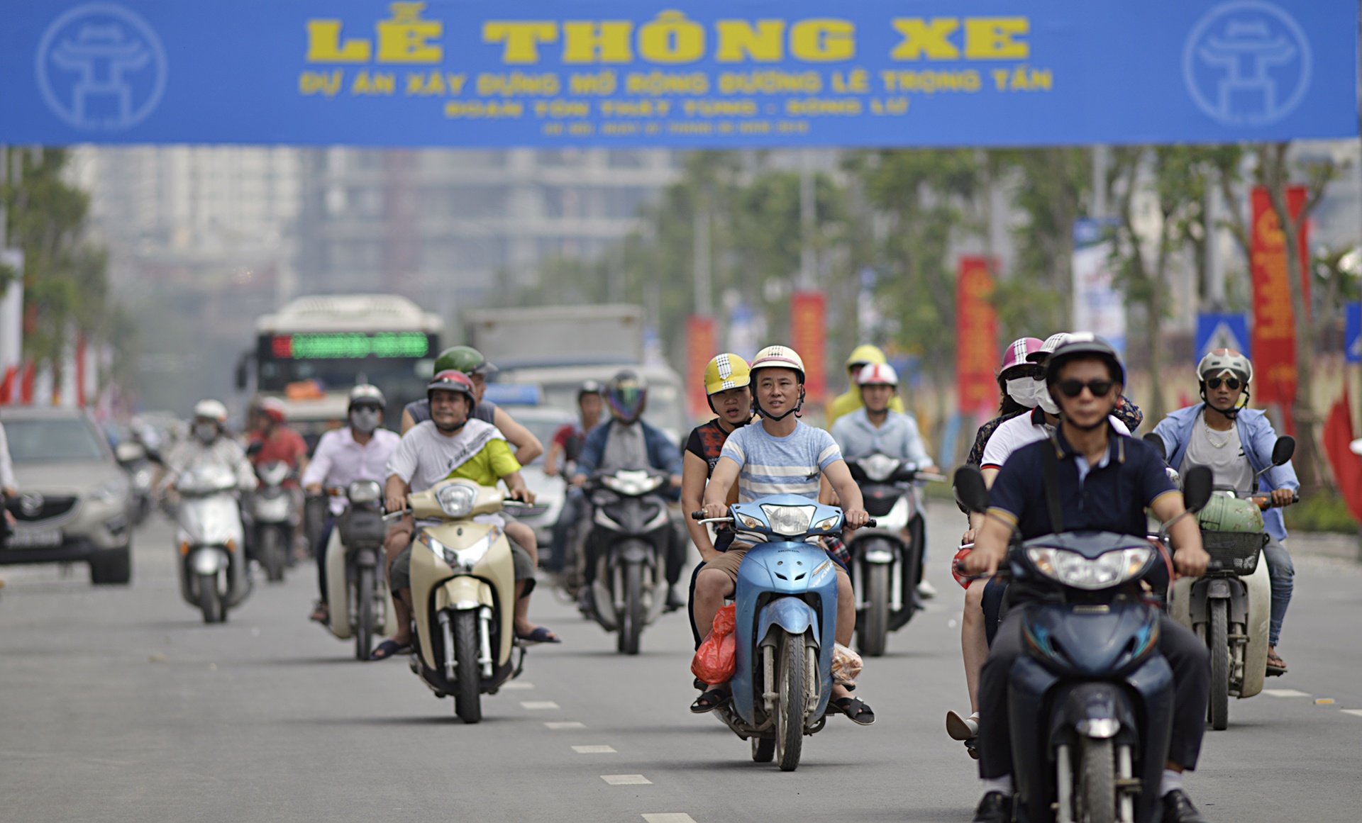 Thong xe tuyen duong kieu mau Le Trong Tan anh 12