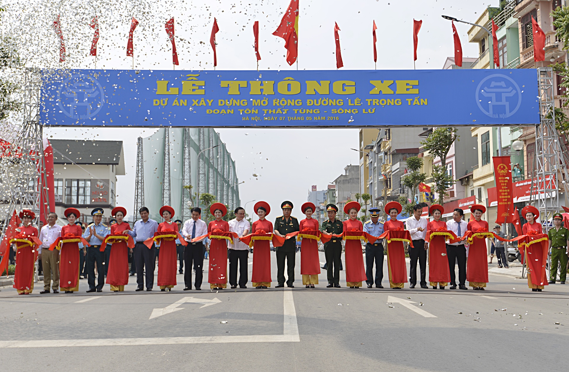 Thong xe tuyen duong kieu mau Le Trong Tan anh 1