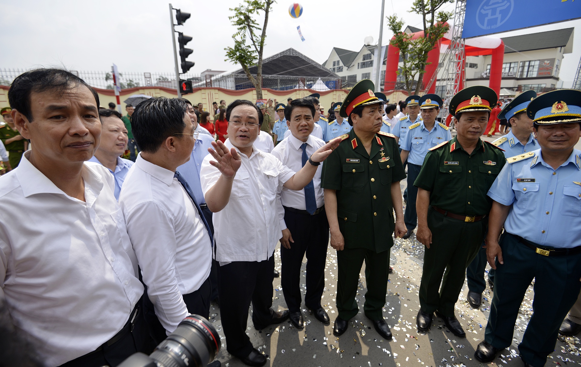 Thong xe tuyen duong kieu mau Le Trong Tan anh 2