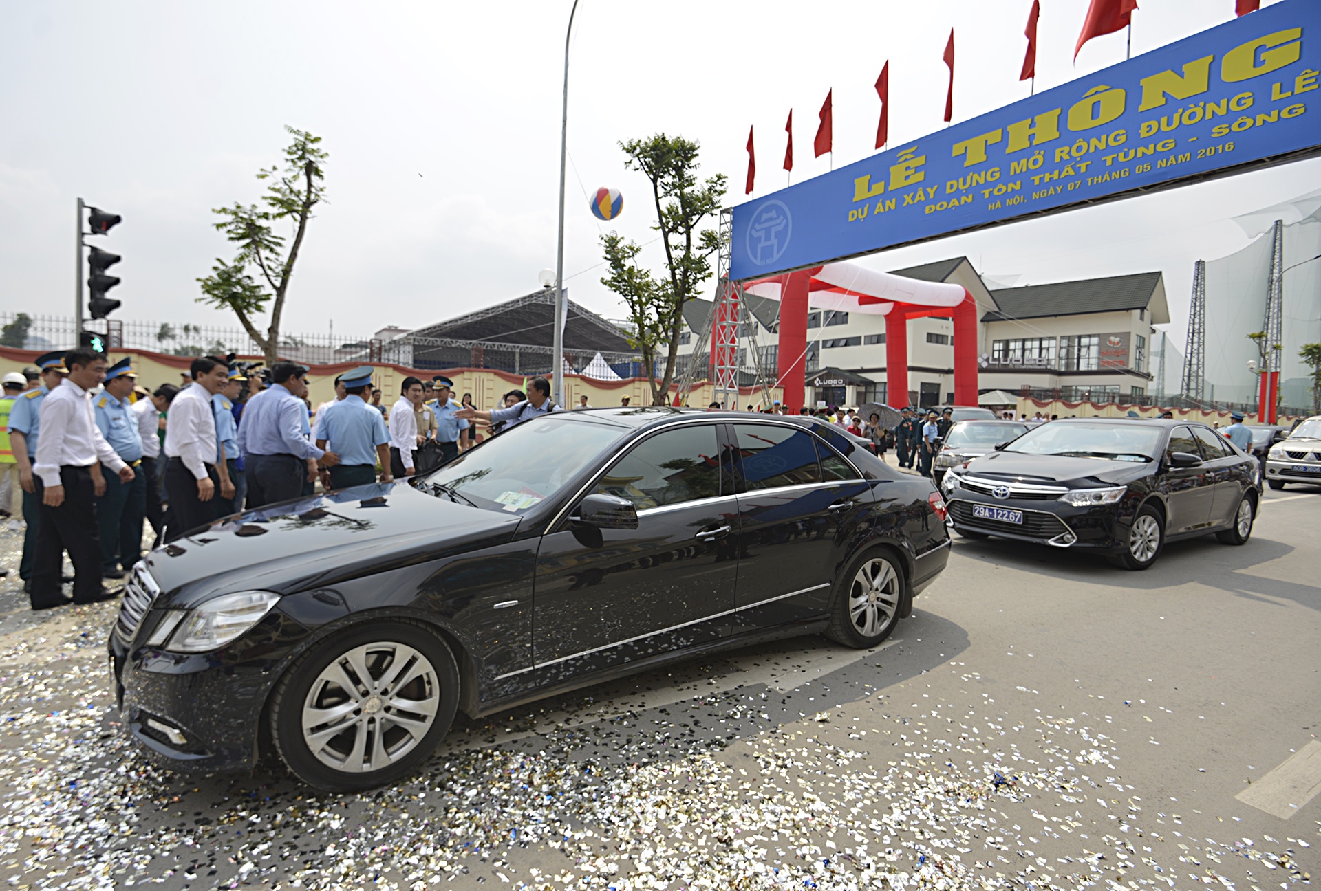 Thong xe tuyen duong kieu mau Le Trong Tan anh 3