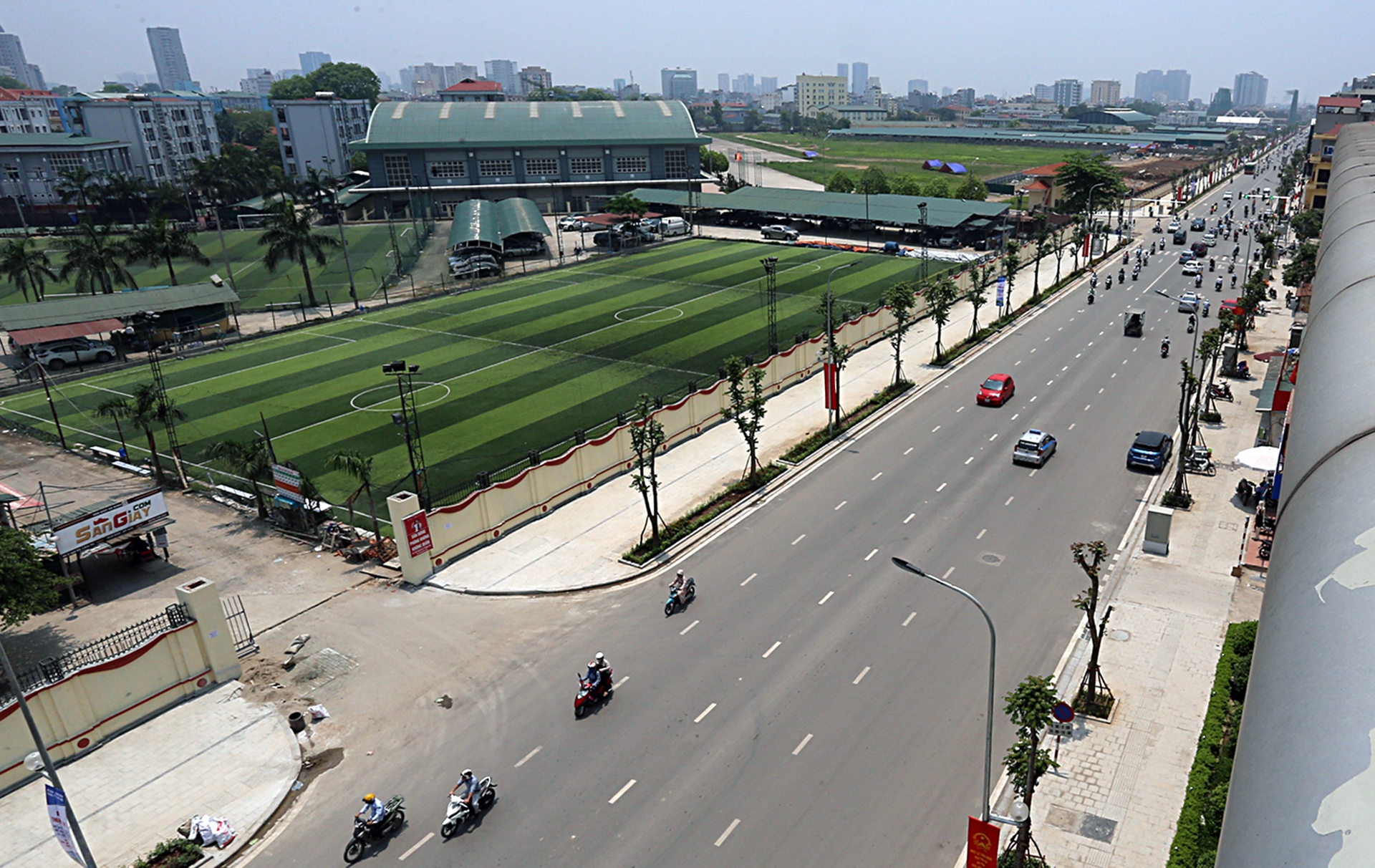 Thong xe tuyen duong kieu mau Le Trong Tan anh 4