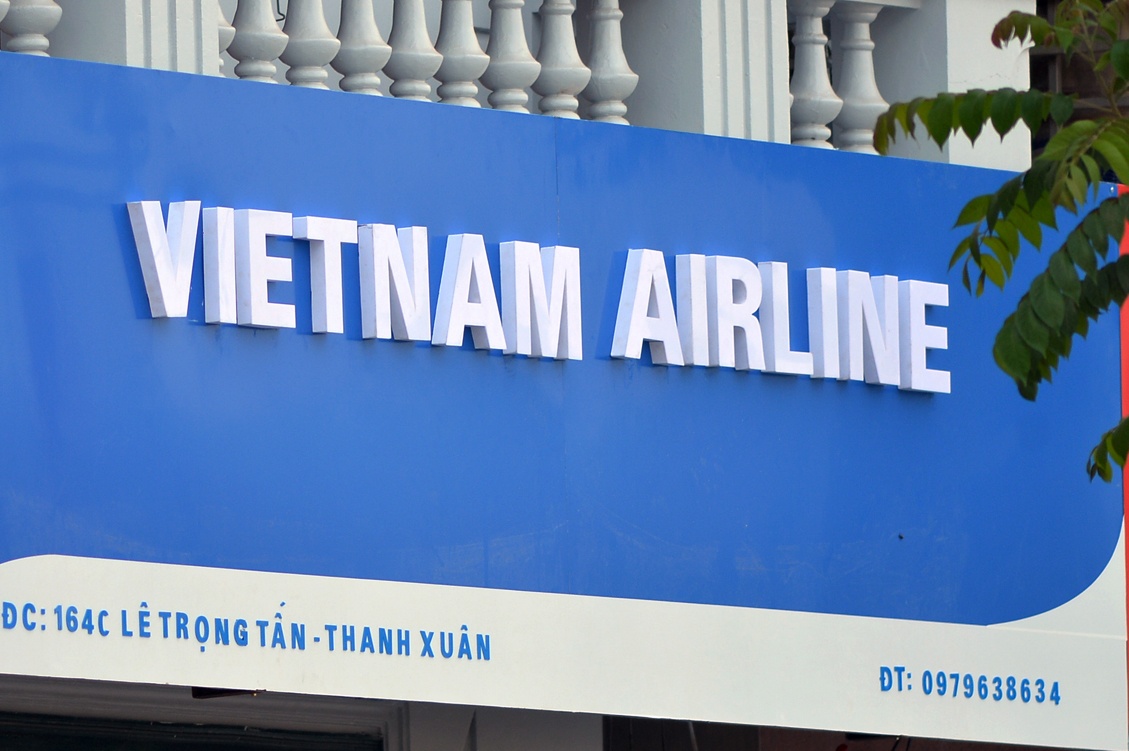 Nhung logo sai chuan o pho bien hieu 'dong phuc' hinh anh