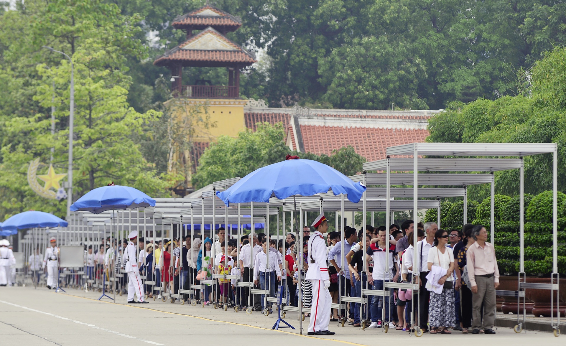 vao lang vieng Chu tich Ho Chi Minh anh 2