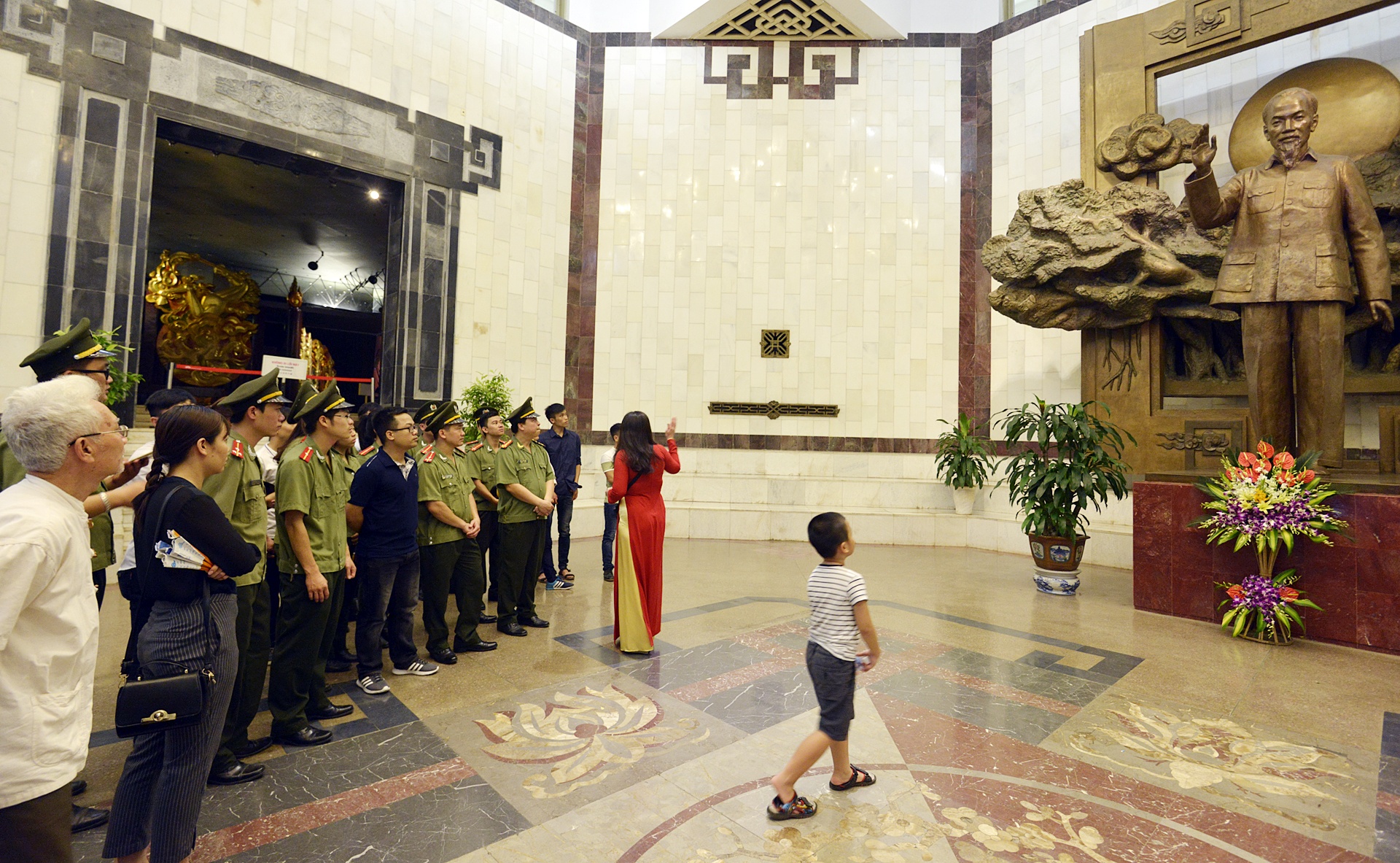 vao lang vieng Chu tich Ho Chi Minh anh 7