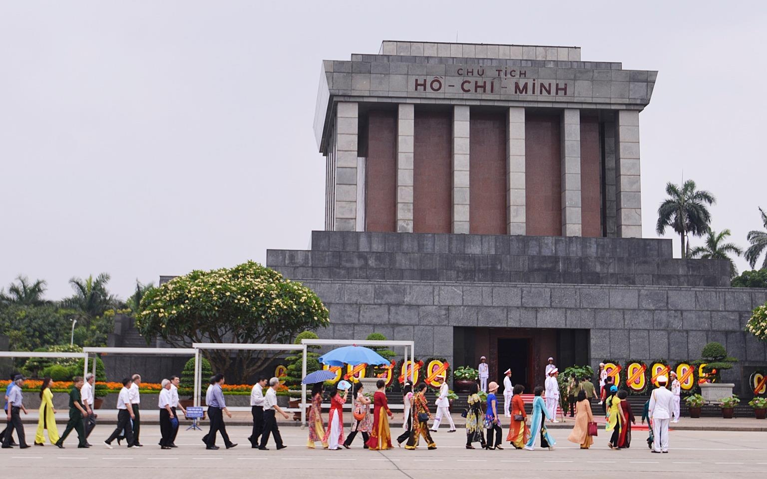 Nguoi dan xep hang vao lang vieng Chu tich Ho Chi Minh hinh anh