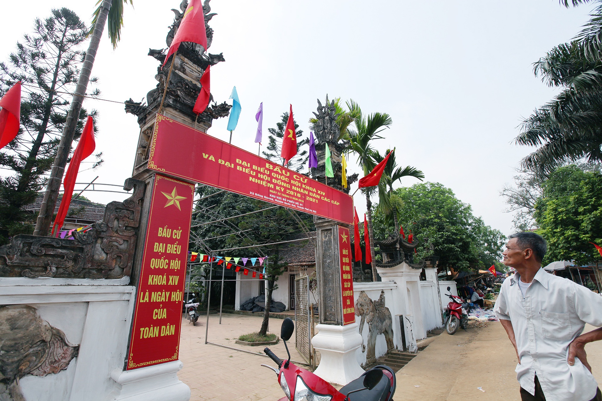 Hinh anh ngay bau cu anh 9