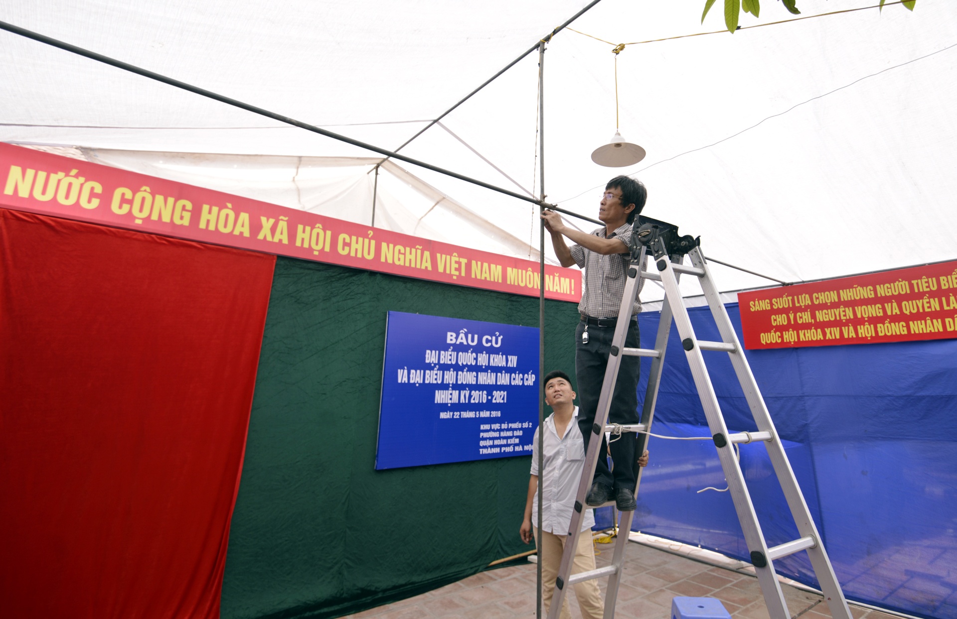 Hinh anh ngay bau cu anh 4