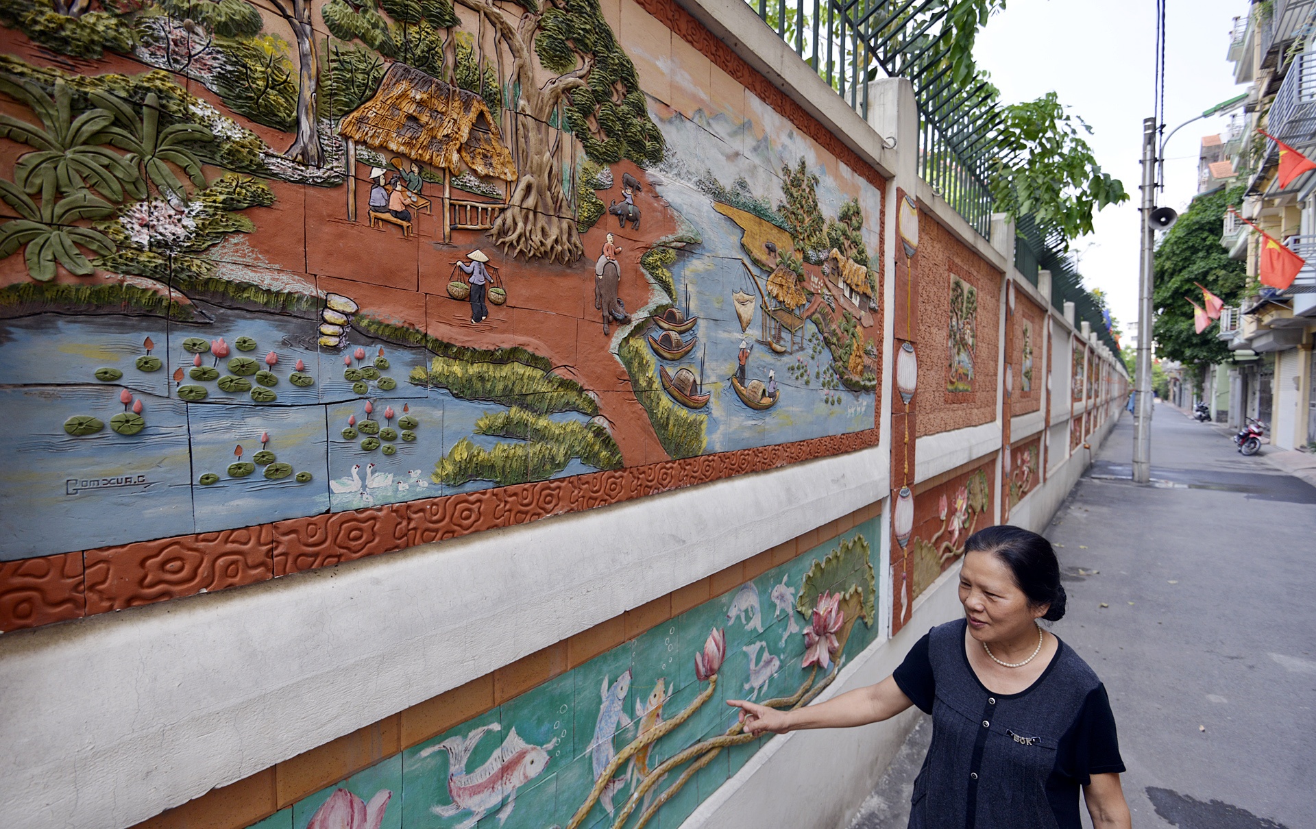 Buc tranh gom 200 m thay doi dien mao ngo nho Ha Noi hinh anh