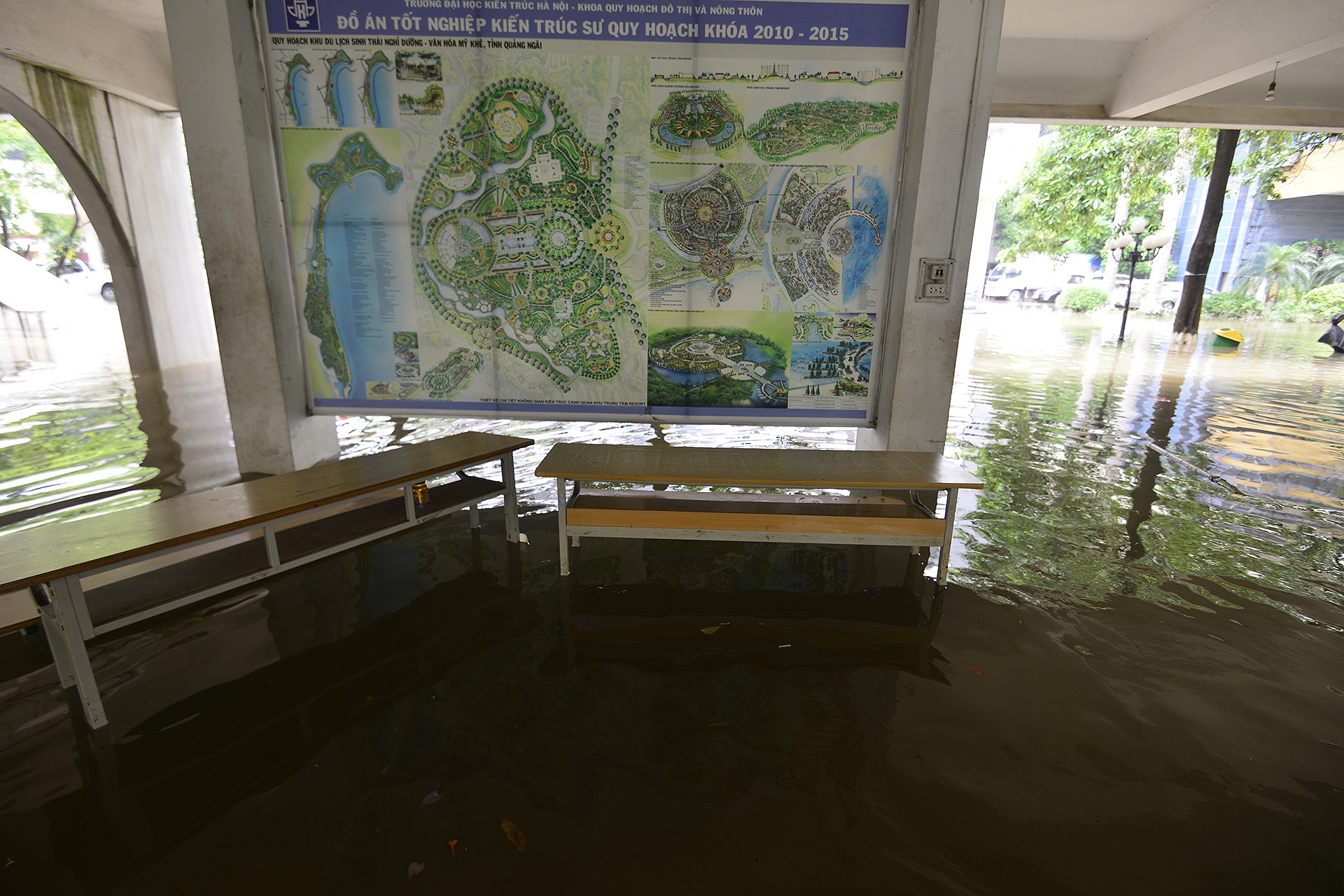 Dai hoc Kien Truc Ha Noi ngap trong bien nuoc anh 7