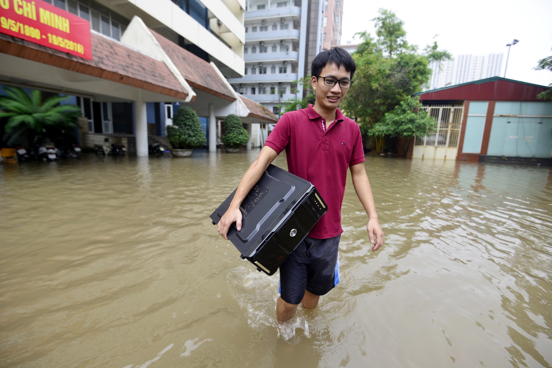 Dai hoc Kien truc thanh 'song' sau tran mua lon hinh anh