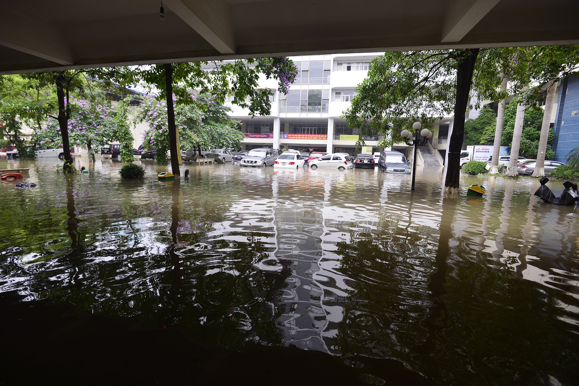 Dai hoc Kien Truc Ha Noi ngap trong bien nuoc anh 12