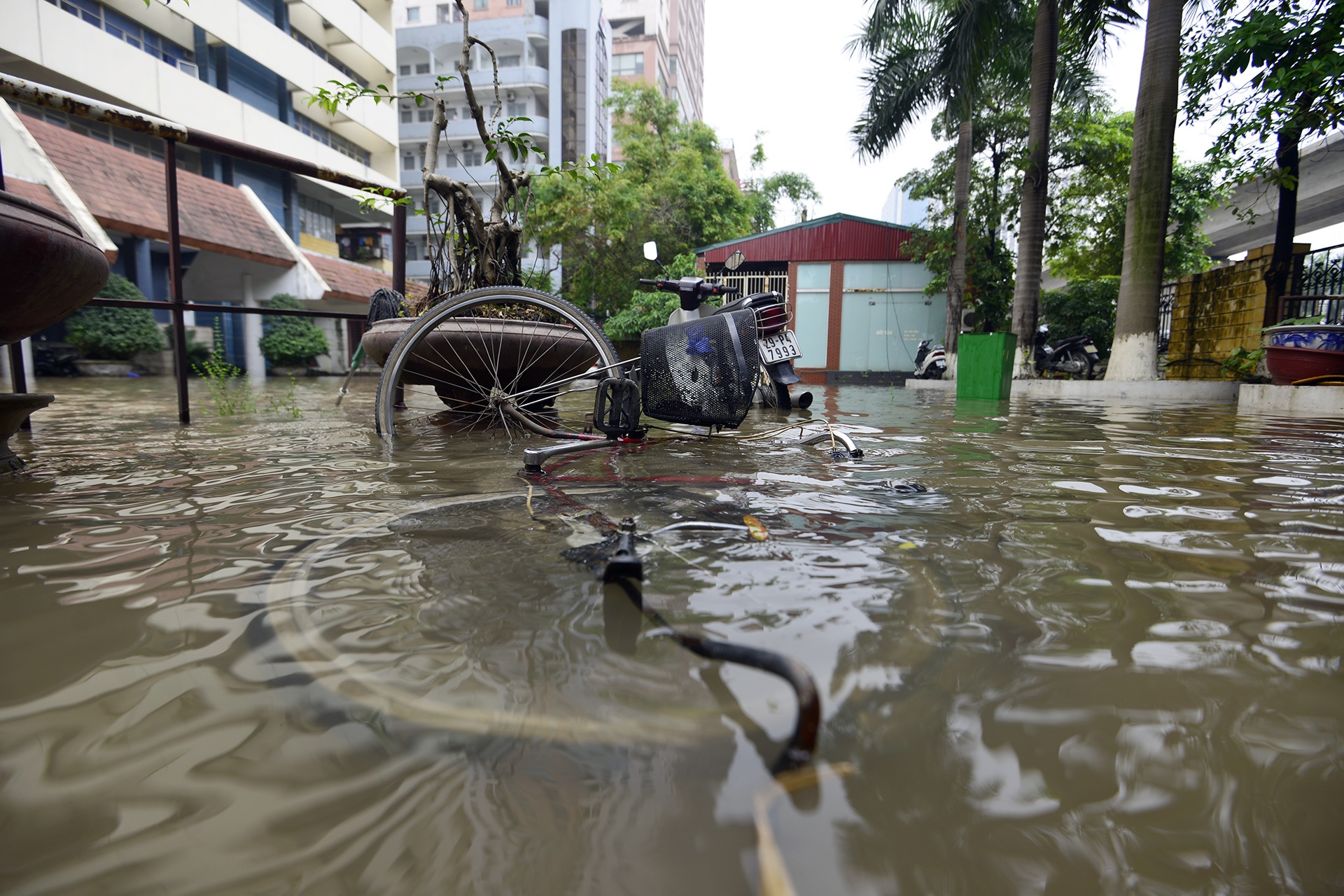 Dai hoc Kien Truc Ha Noi ngap trong bien nuoc anh 14