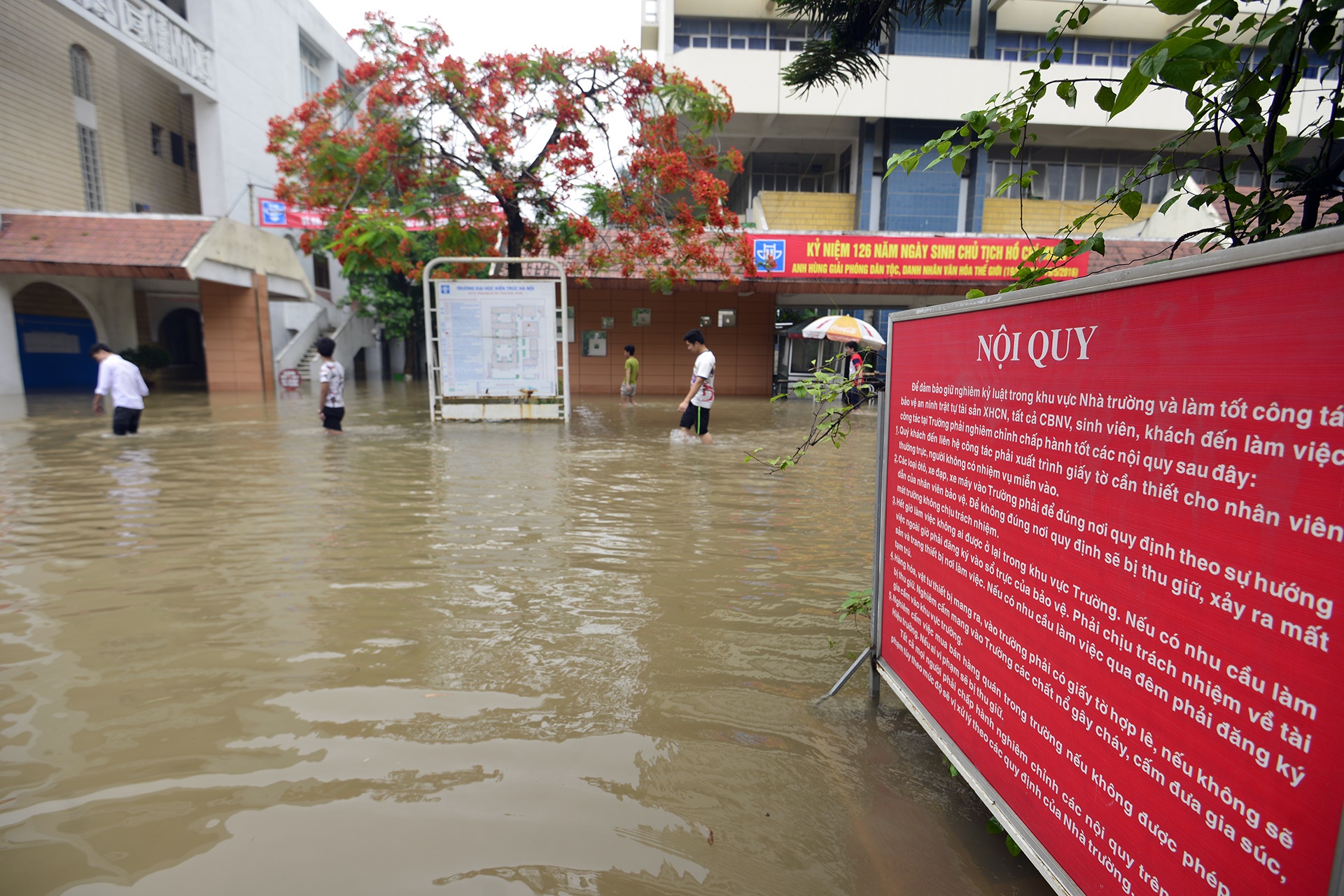 Dai hoc Kien Truc Ha Noi ngap trong bien nuoc anh 1