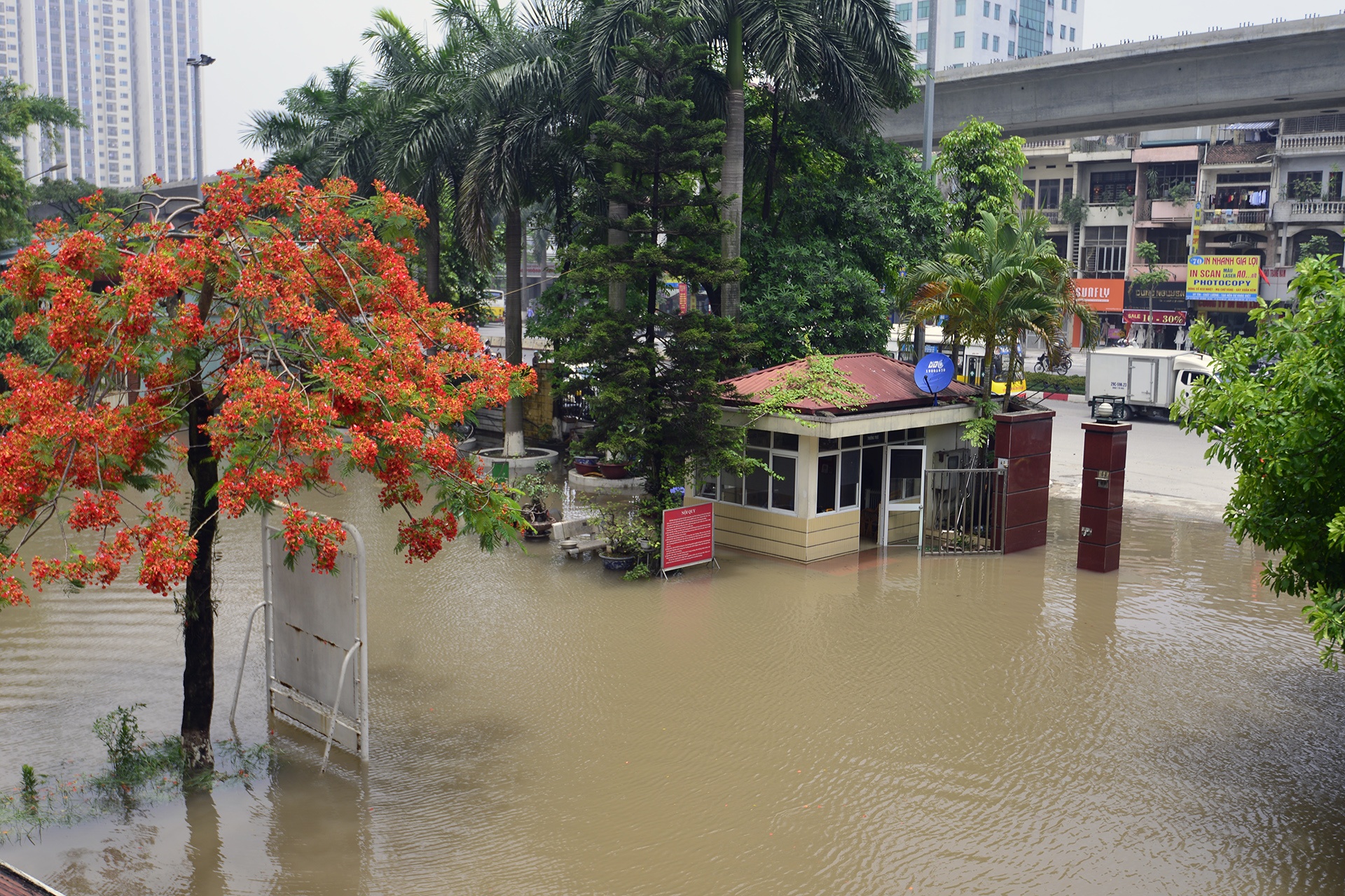 Dai hoc Kien Truc Ha Noi ngap trong bien nuoc anh 2