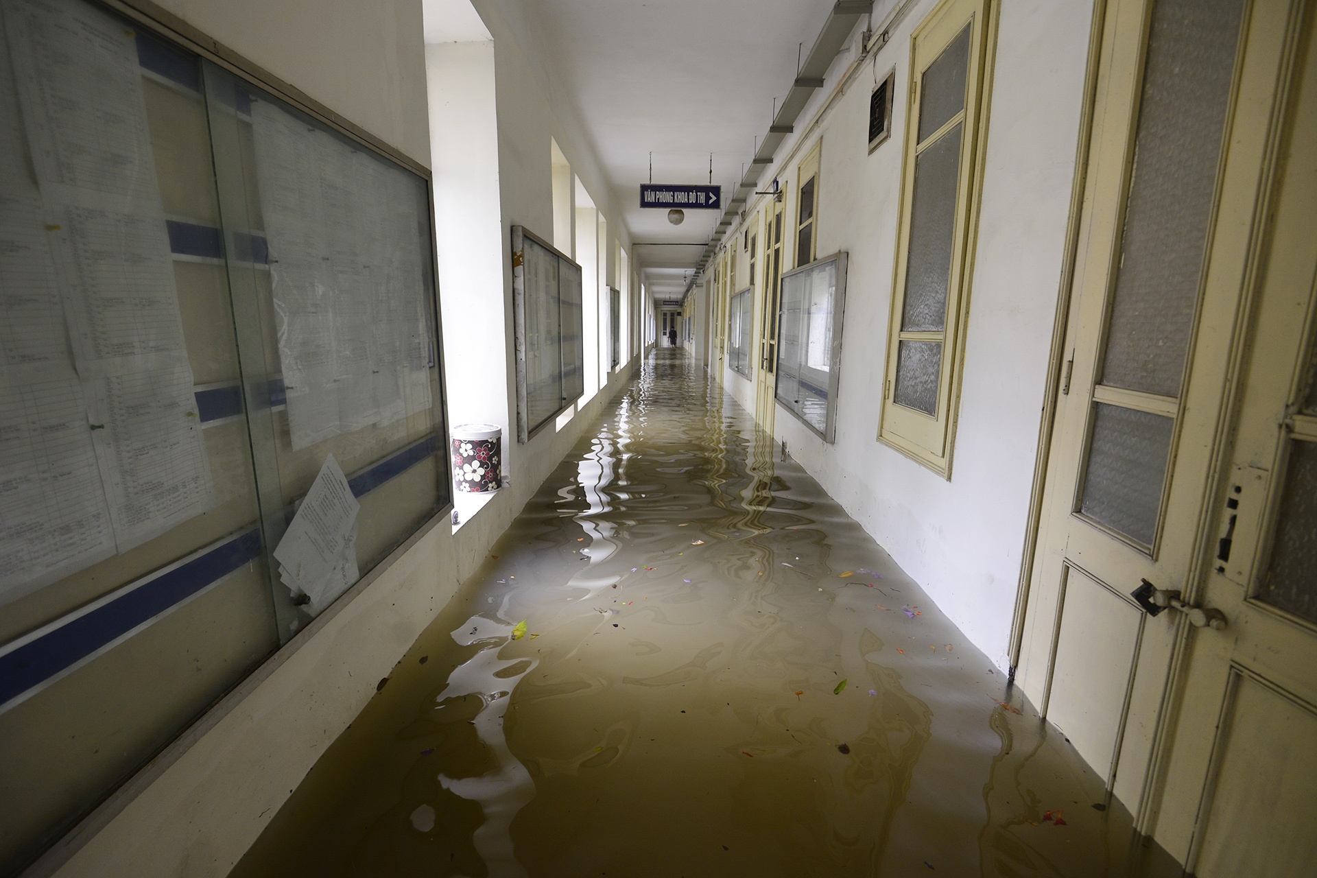 Dai hoc Kien Truc Ha Noi ngap trong bien nuoc anh 6