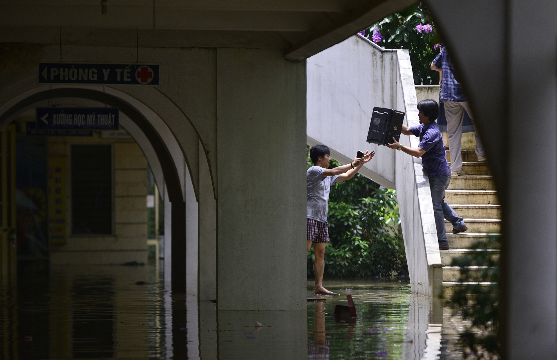 Dai hoc Kien Truc Ha Noi ngap trong bien nuoc anh 8