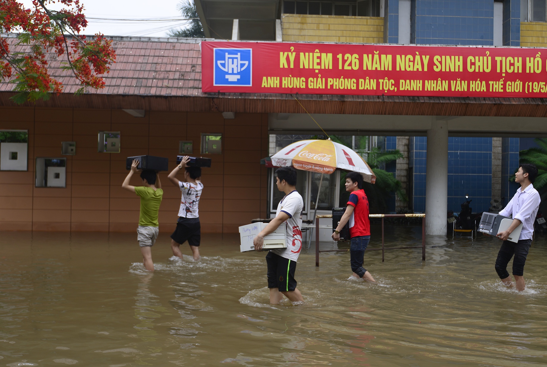 Dai hoc Kien Truc Ha Noi ngap trong bien nuoc anh 9