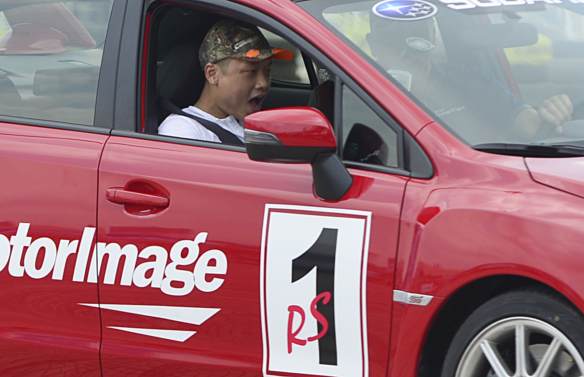 Russ Swift di xe o to bang hai banh o Ha Noi anh 11