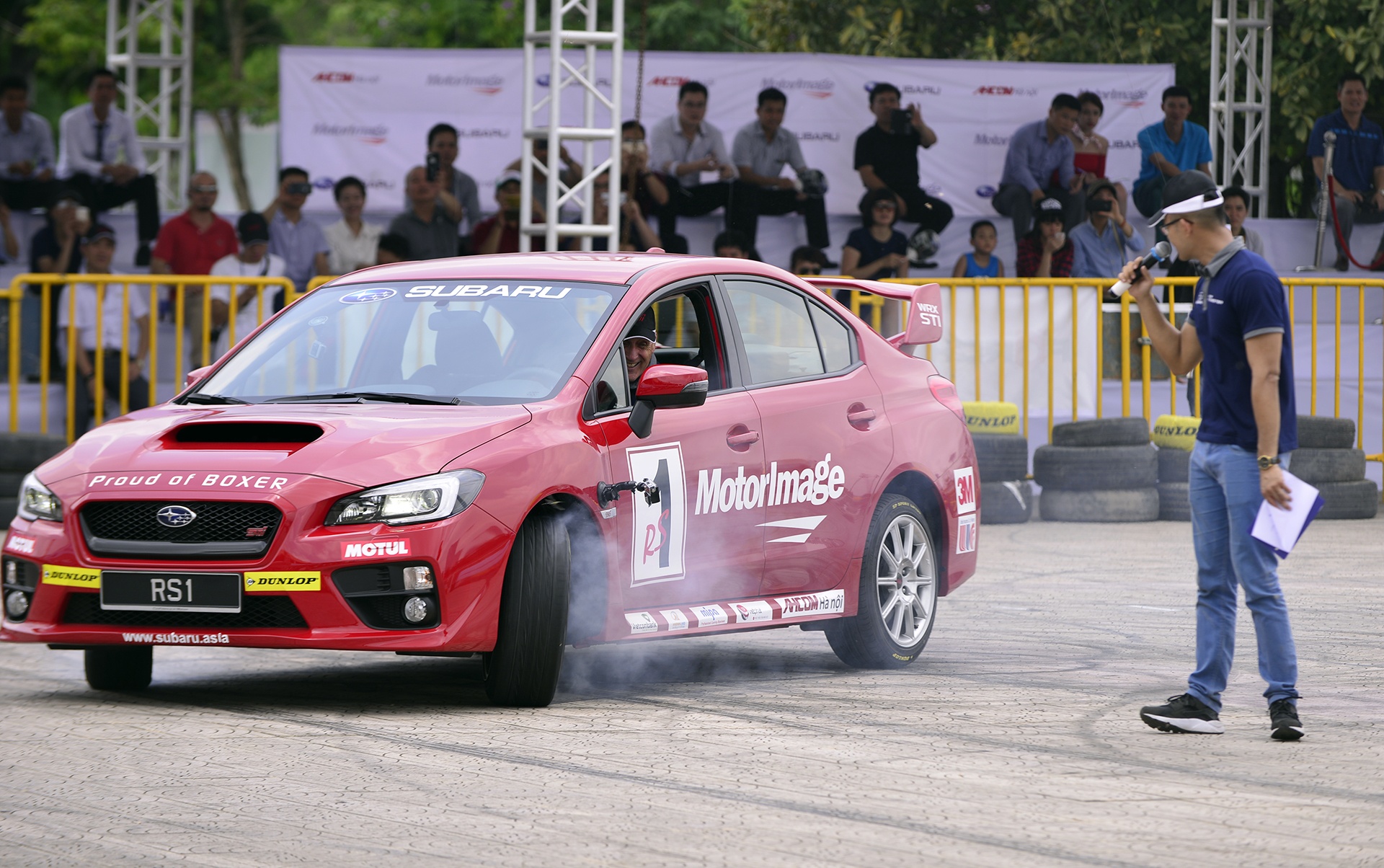 Russ Swift di xe o to bang hai banh o Ha Noi anh 1