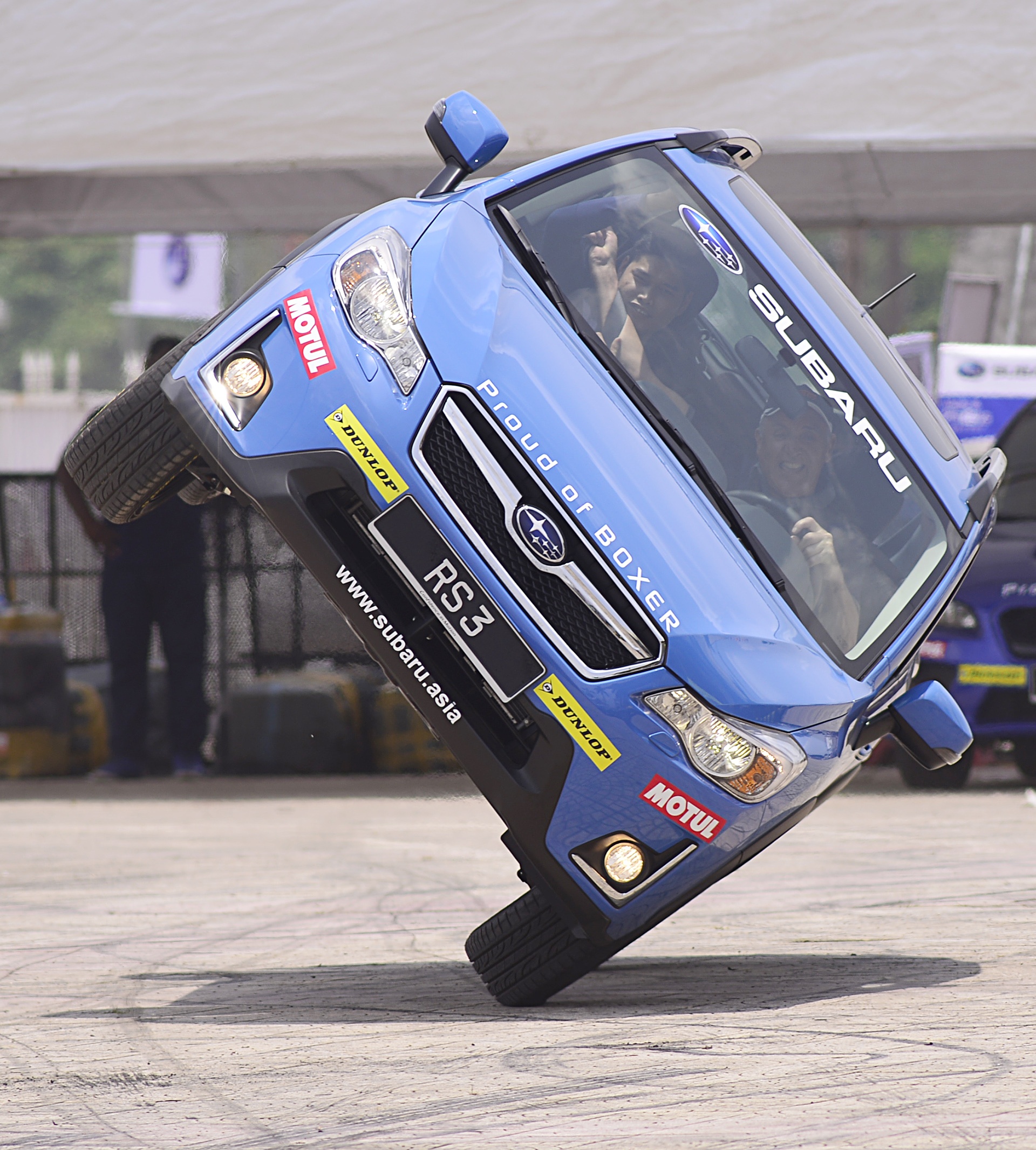 Russ Swift di xe o to bang hai banh o Ha Noi anh 2