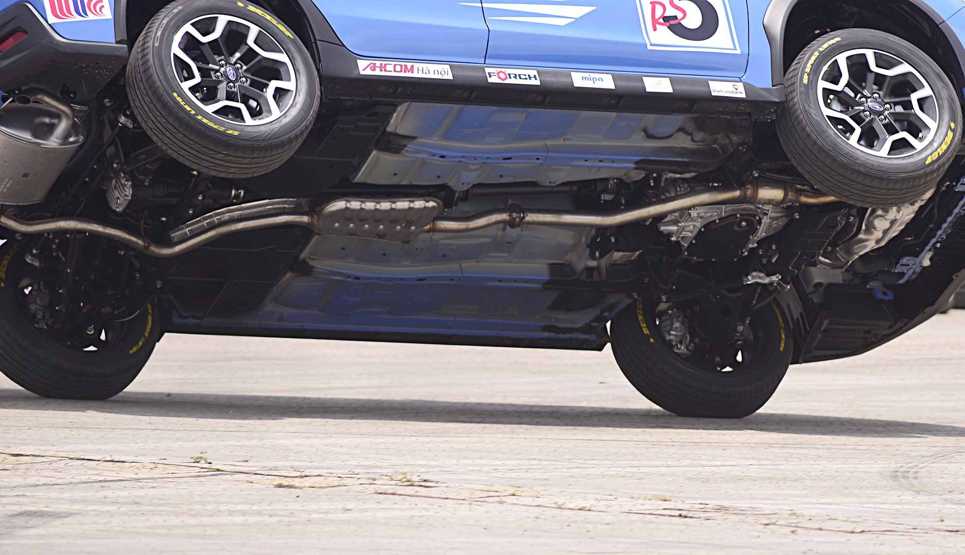 Russ Swift di xe o to bang hai banh o Ha Noi anh 3