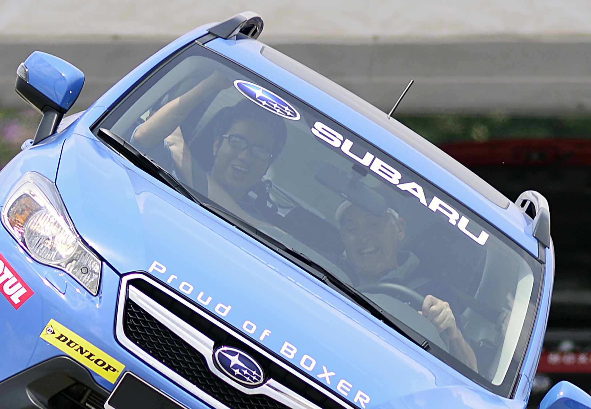 Russ Swift di xe o to bang hai banh o Ha Noi anh 4