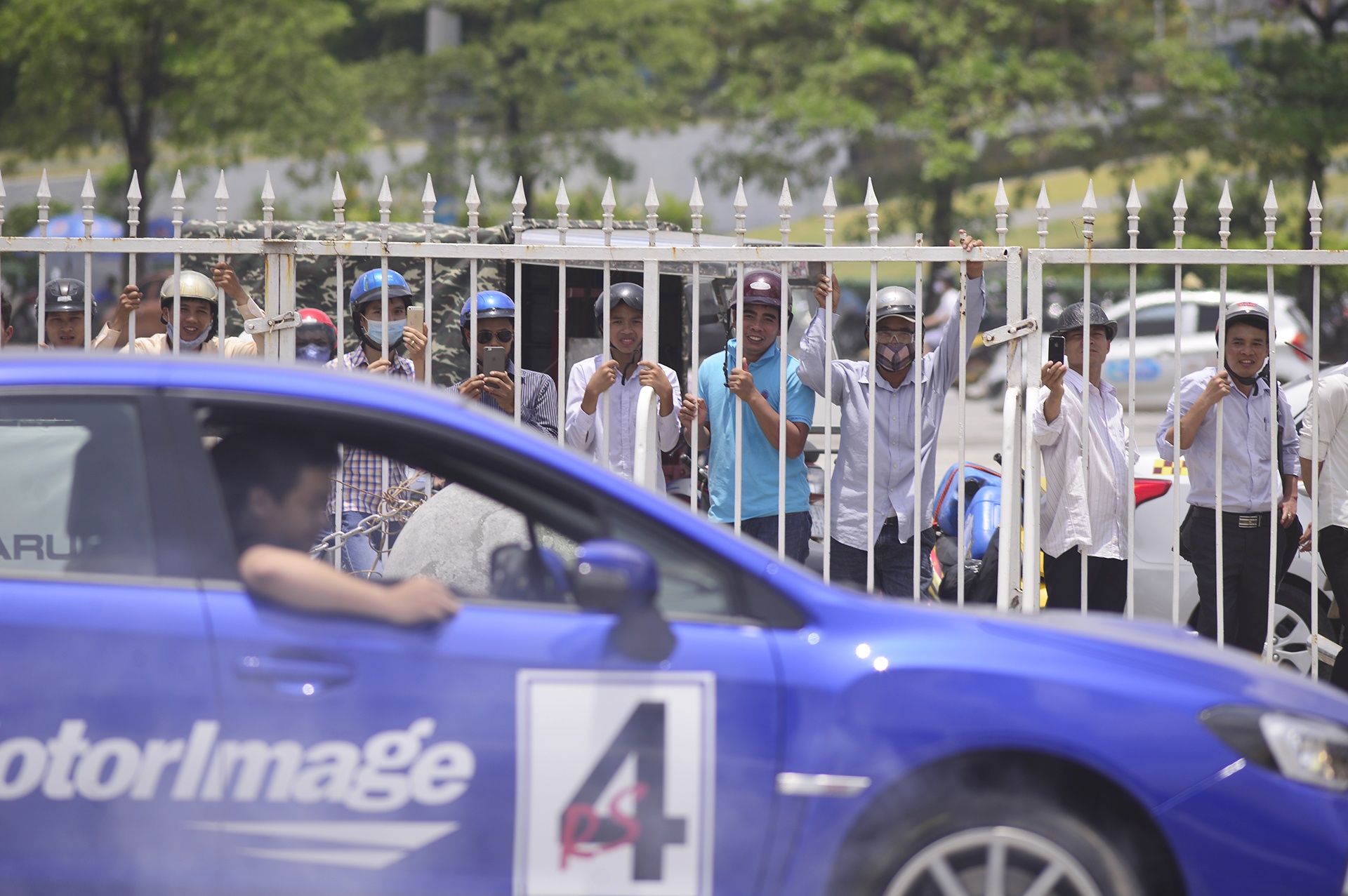 Russ Swift di xe o to bang hai banh o Ha Noi anh 5