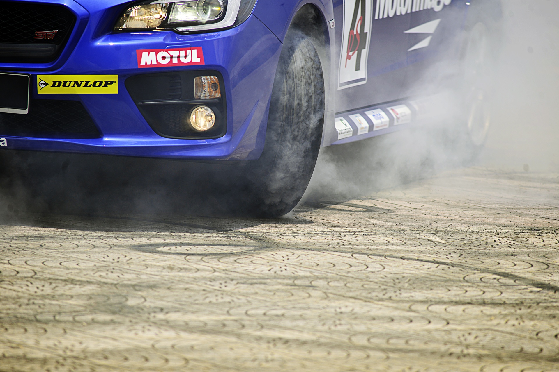 Russ Swift di xe o to bang hai banh o Ha Noi anh 6