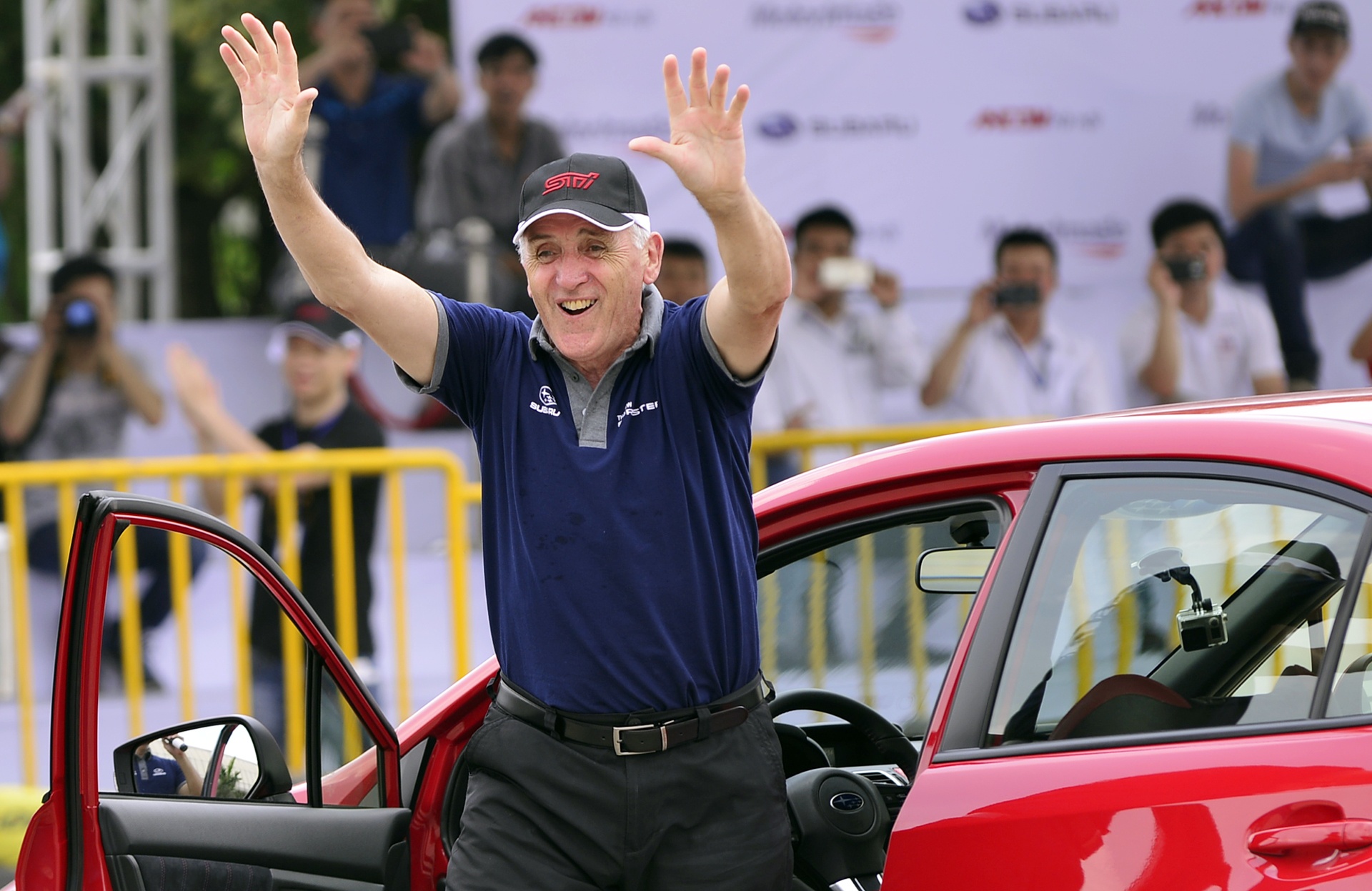 Russ Swift di xe o to bang hai banh o Ha Noi anh 7