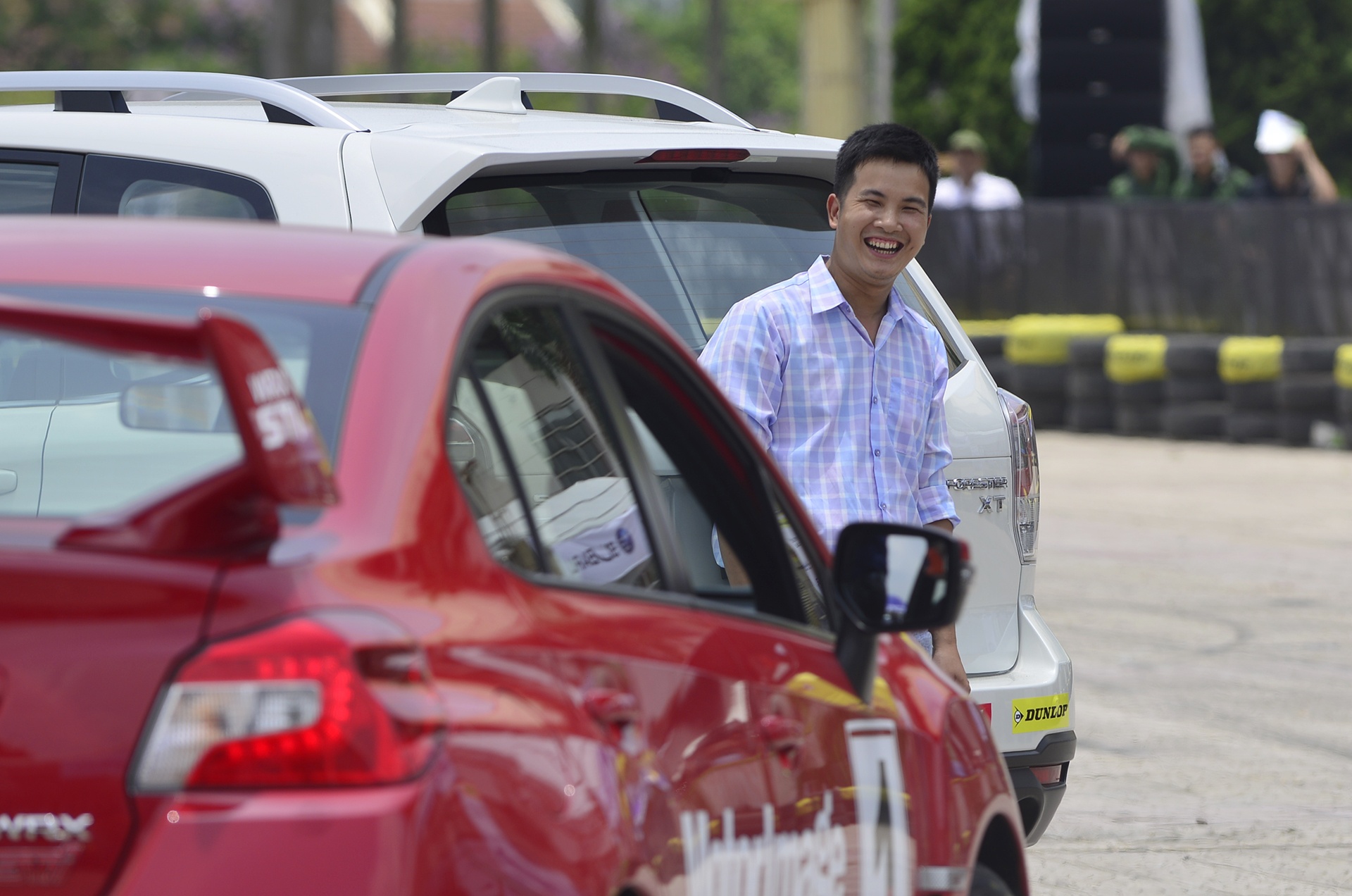 Russ Swift di xe o to bang hai banh o Ha Noi anh 8