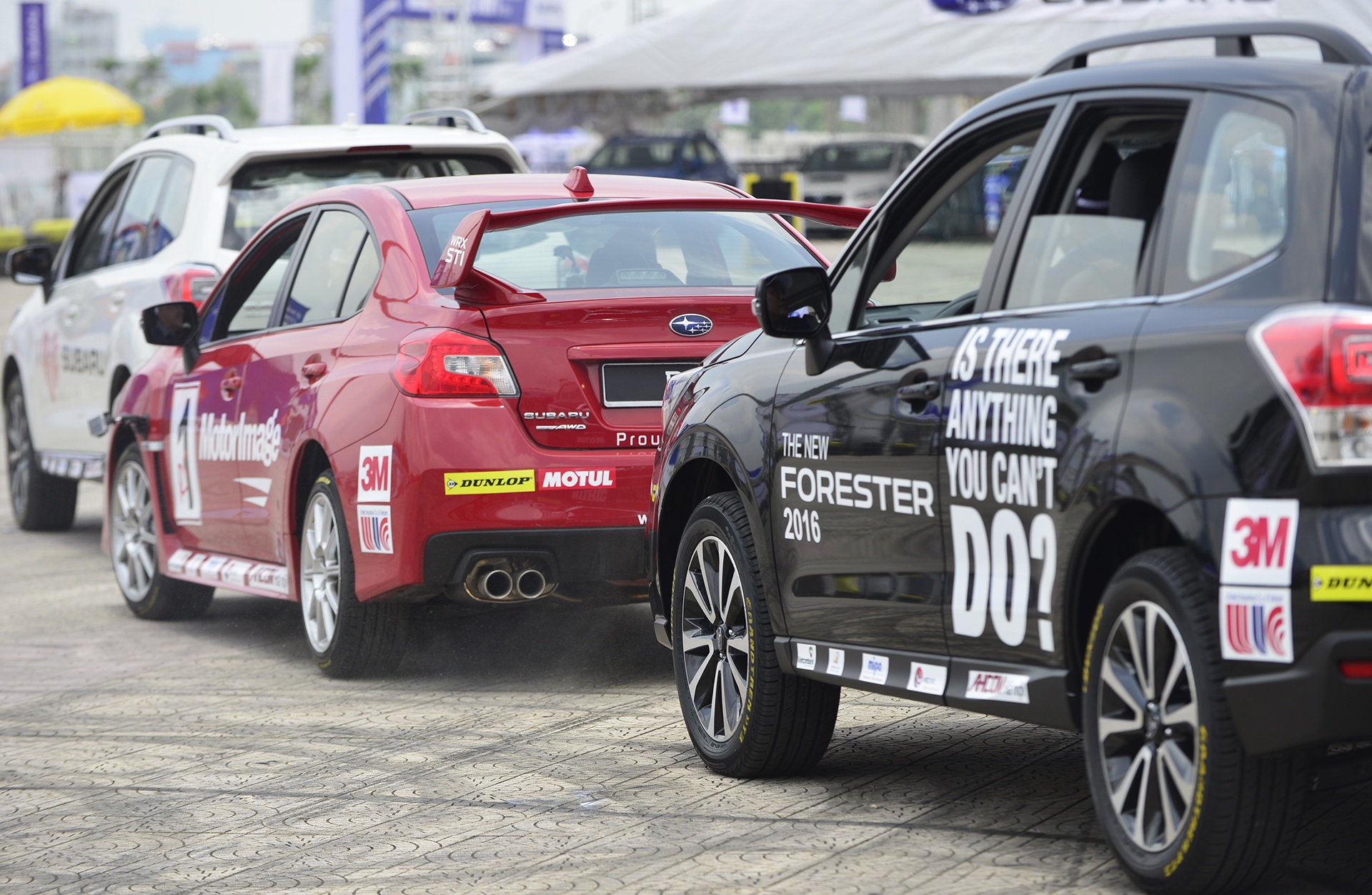 Russ Swift di xe o to bang hai banh o Ha Noi anh 9