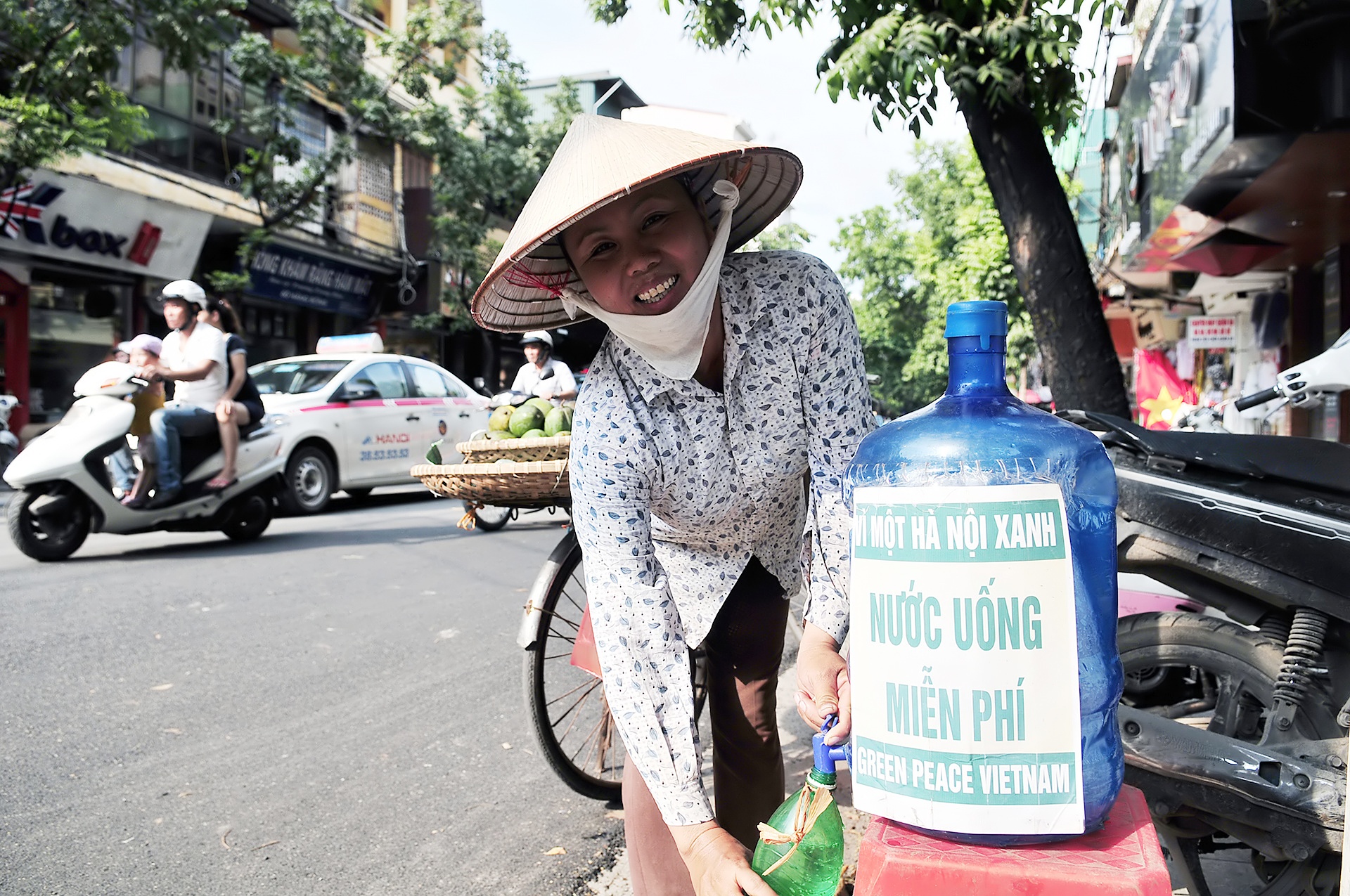 nguoi Ha Noi uong nuoc chong nang nong anh 11