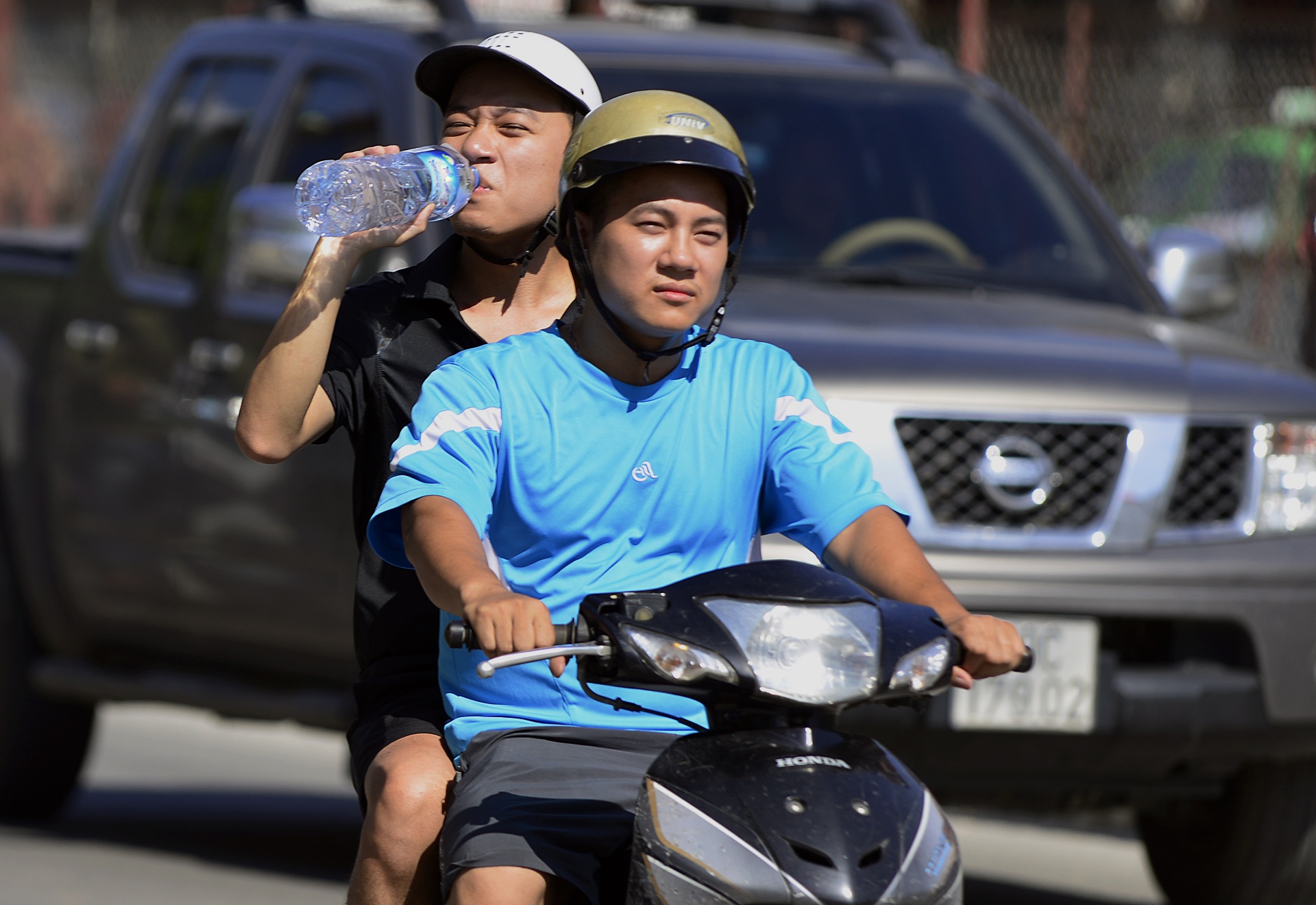 nguoi Ha Noi uong nuoc chong nang nong anh 1