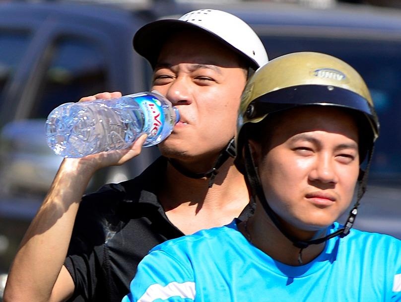 Nguoi Ha Noi tu ca lit nuoc giua trua nang hinh anh