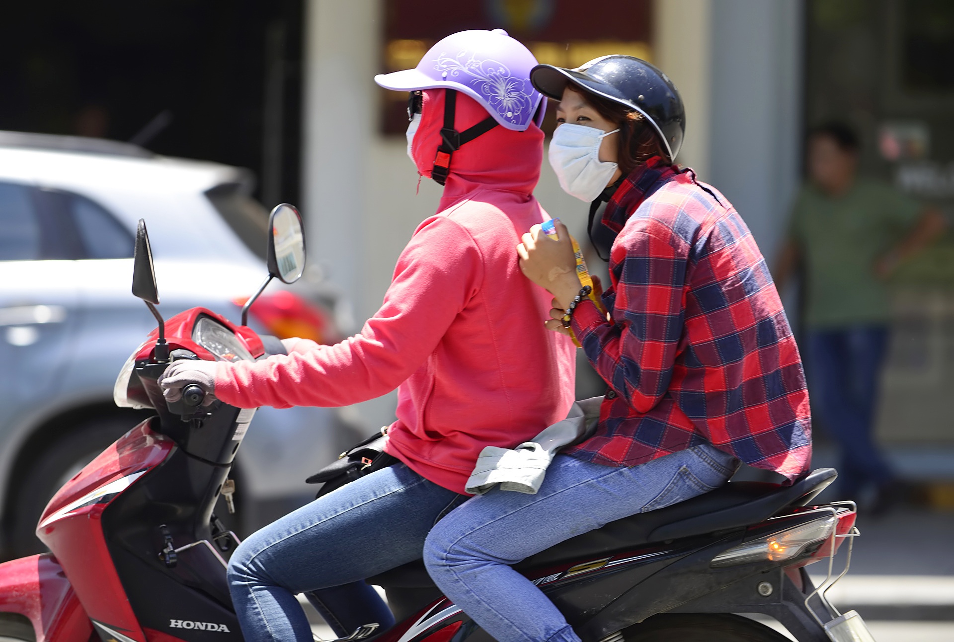 nguoi Ha Noi uong nuoc chong nang nong anh 6