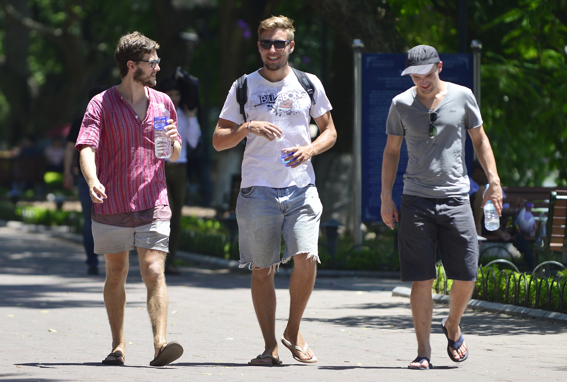 nguoi Ha Noi uong nuoc chong nang nong anh 3