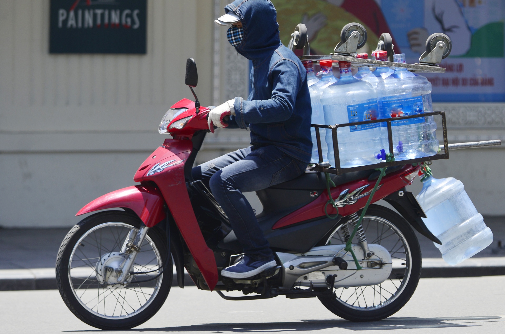 nguoi Ha Noi uong nuoc chong nang nong anh 13