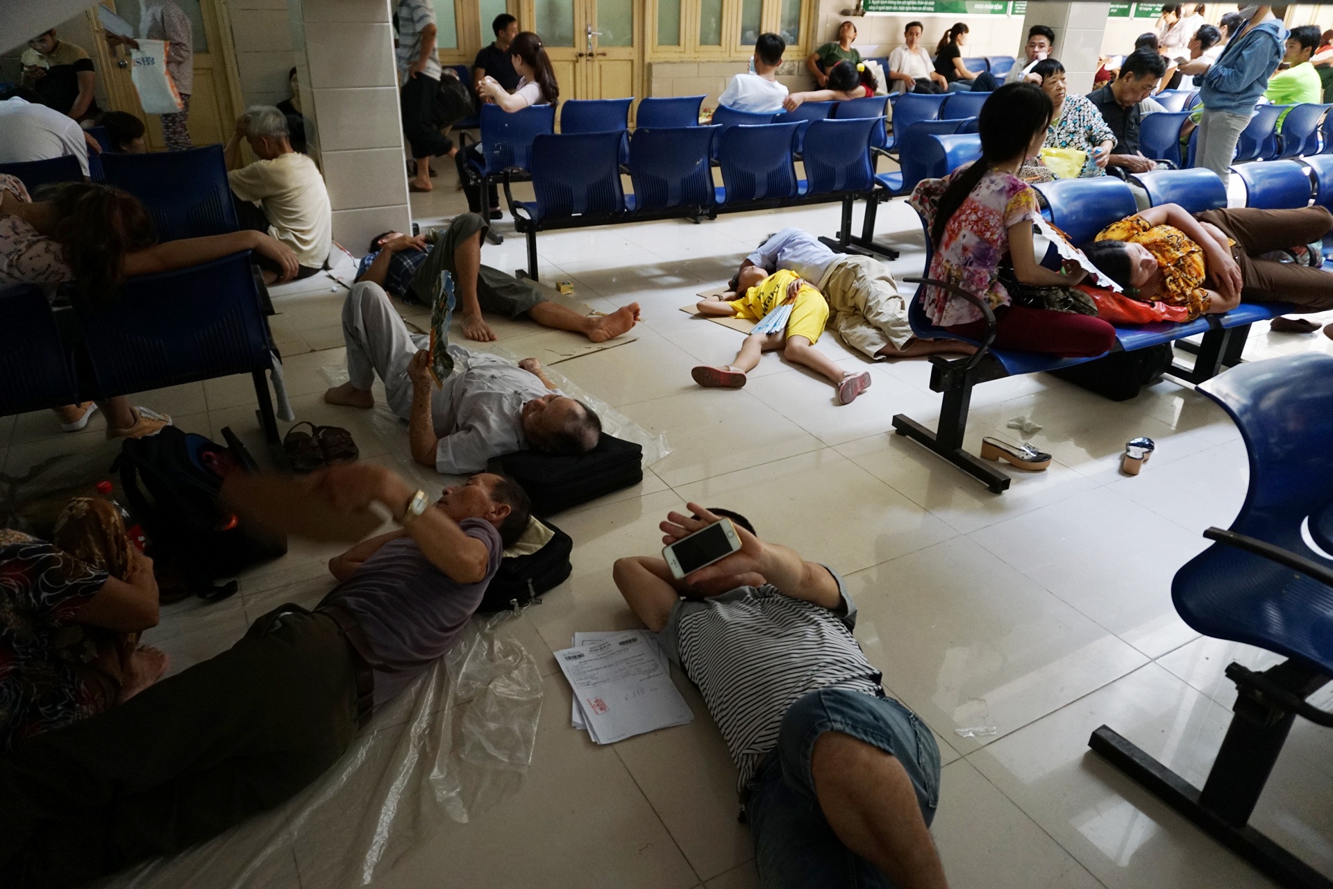 Nam la liet hanh lang benh vien ngay nang nong 39 anh 10