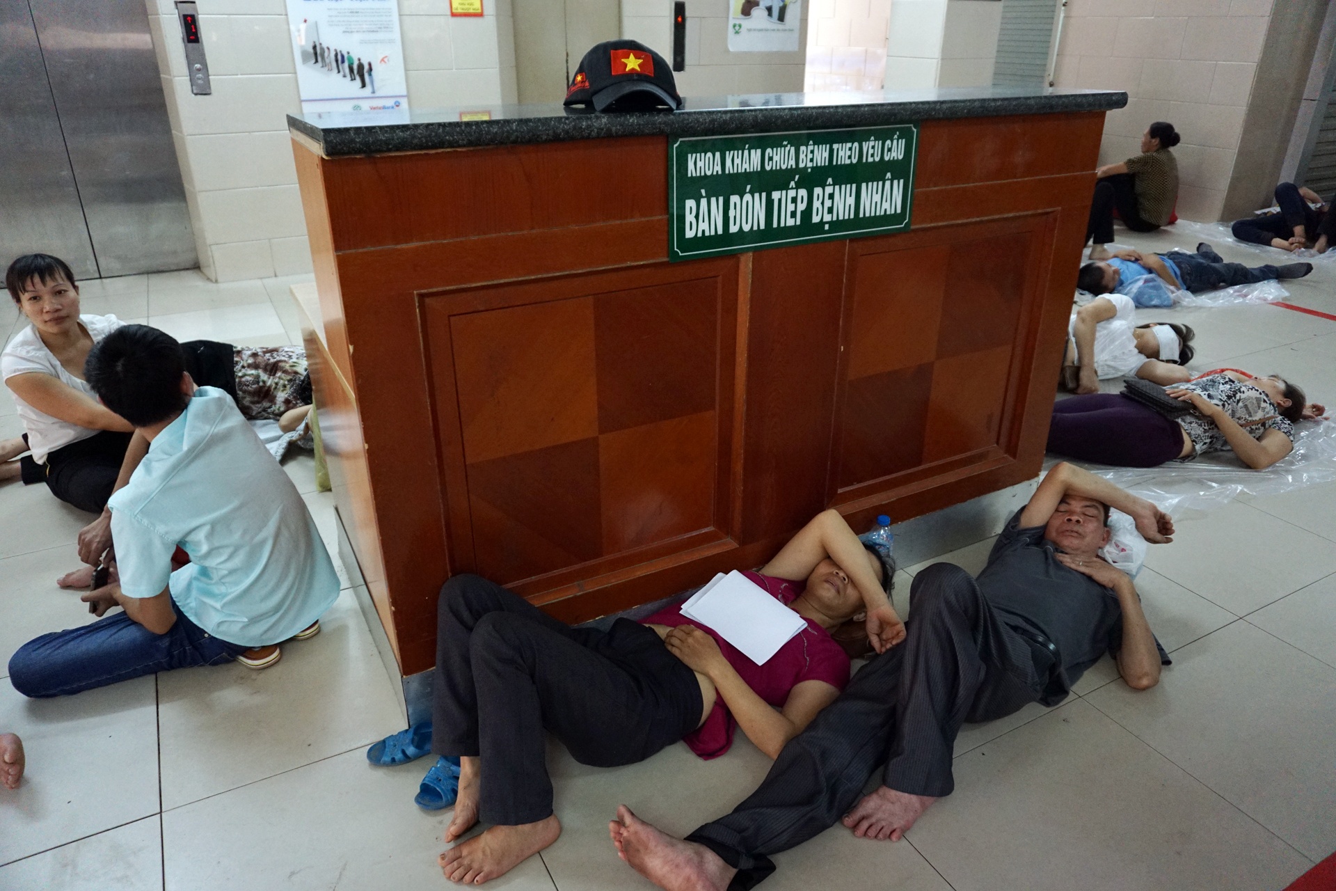 Nam la liet hanh lang benh vien ngay nang nong 39 anh 14